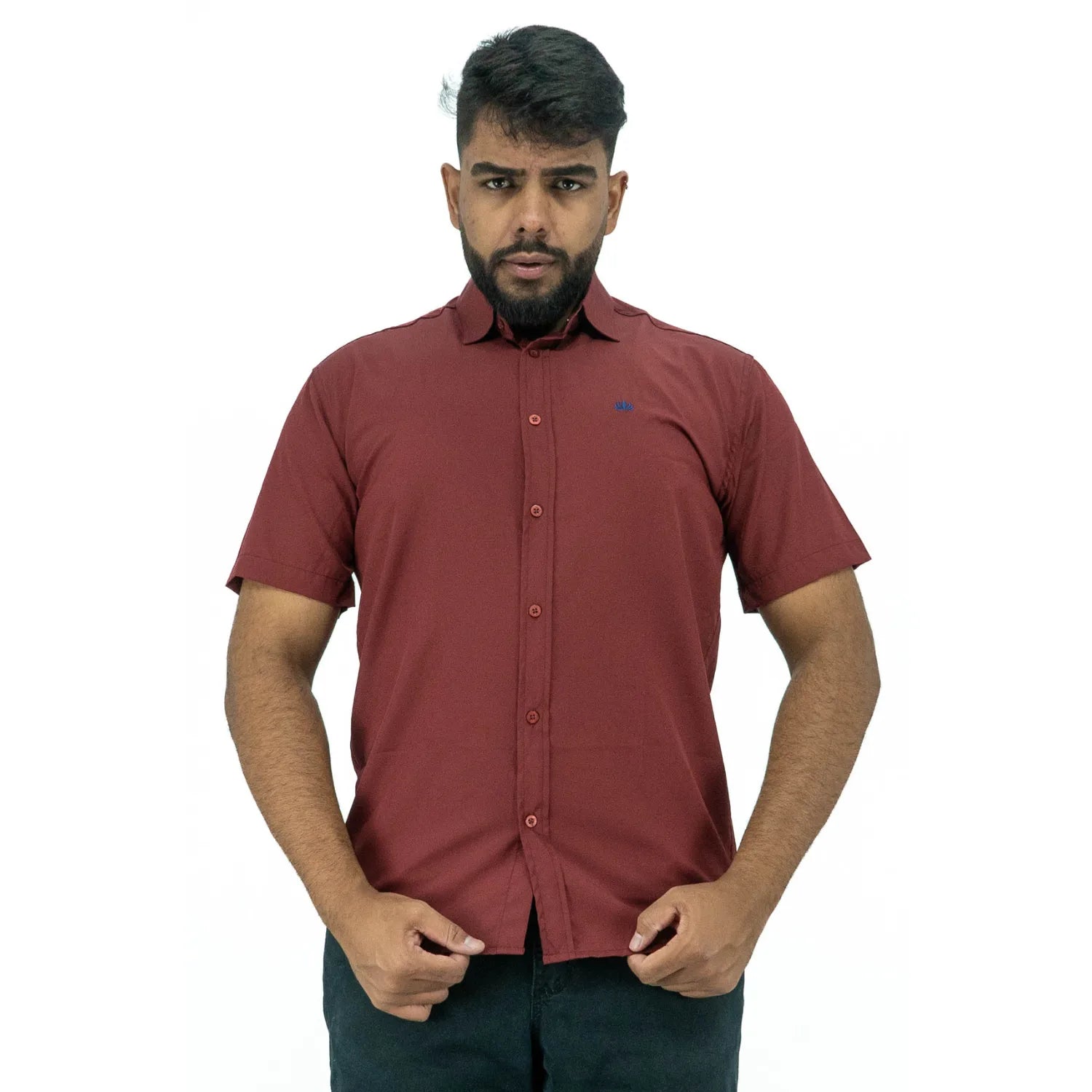 Camisa social masculina manga curta com Spandex, na cor bordô. Foto frontal de modelo vestindo a camisa casual da marca Absinto Men.