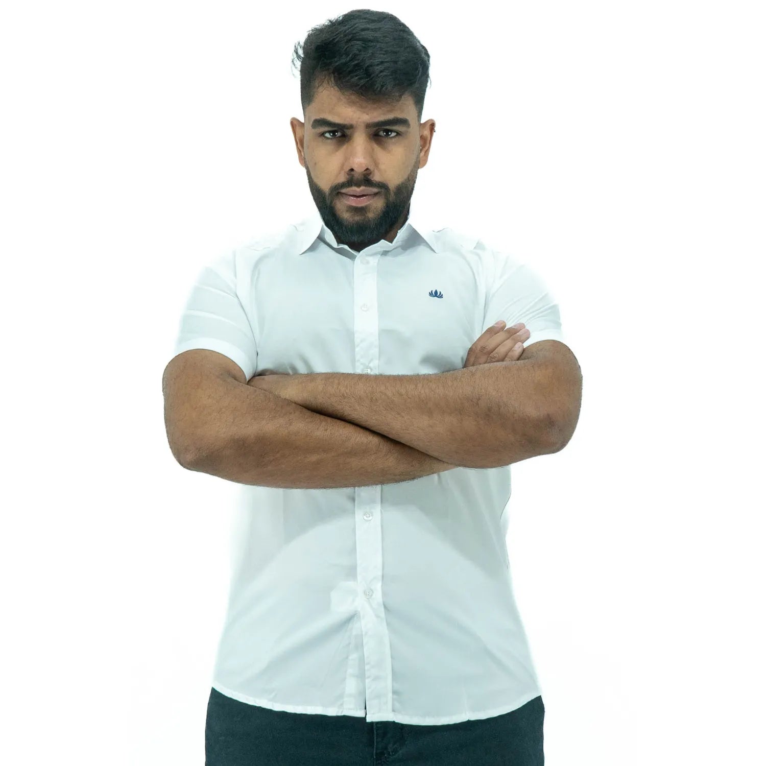 Camisa social masculina manga curta com Spandex, na cor branca. Foto frontal de modelo vestindo a camisa casual da marca Absinto Men.