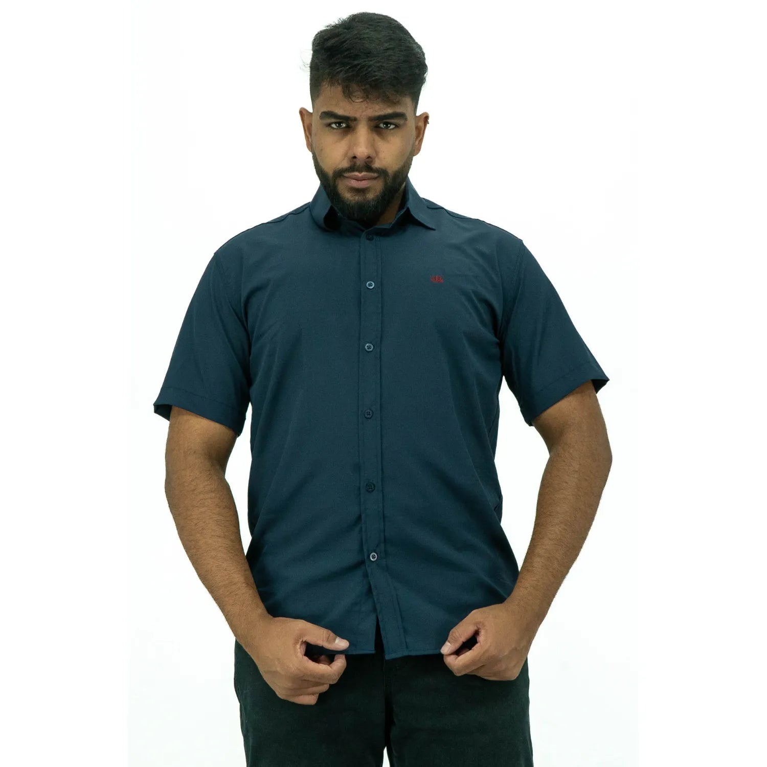Camisa social masculina manga curta com Spandex, na cor marinho. Foto frontal de modelo vestindo a camisa casual da marca Absinto Men.