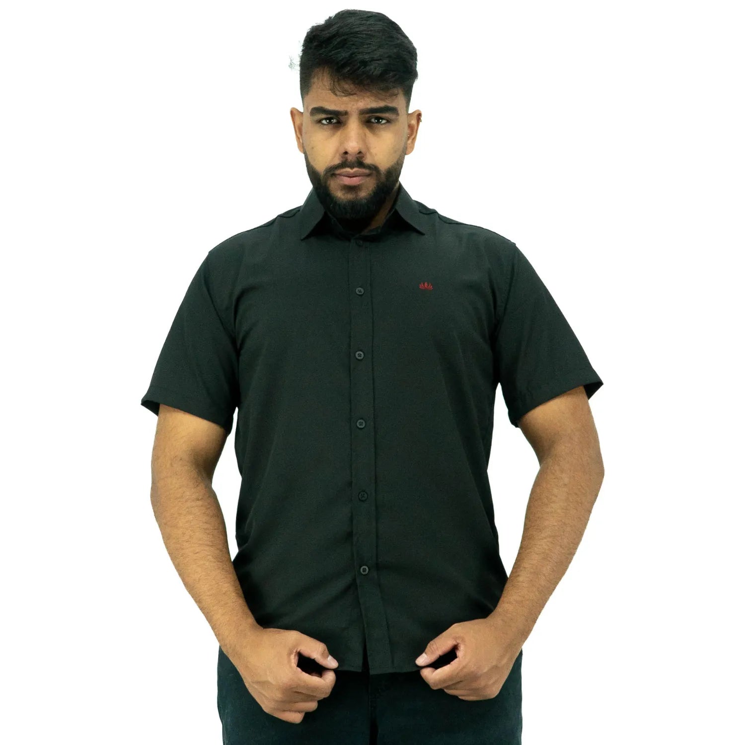 Camisa social masculina manga curta com Spandex, na cor preta. Foto frontal de modelo vestindo a camisa casual da marca Absinto Men.