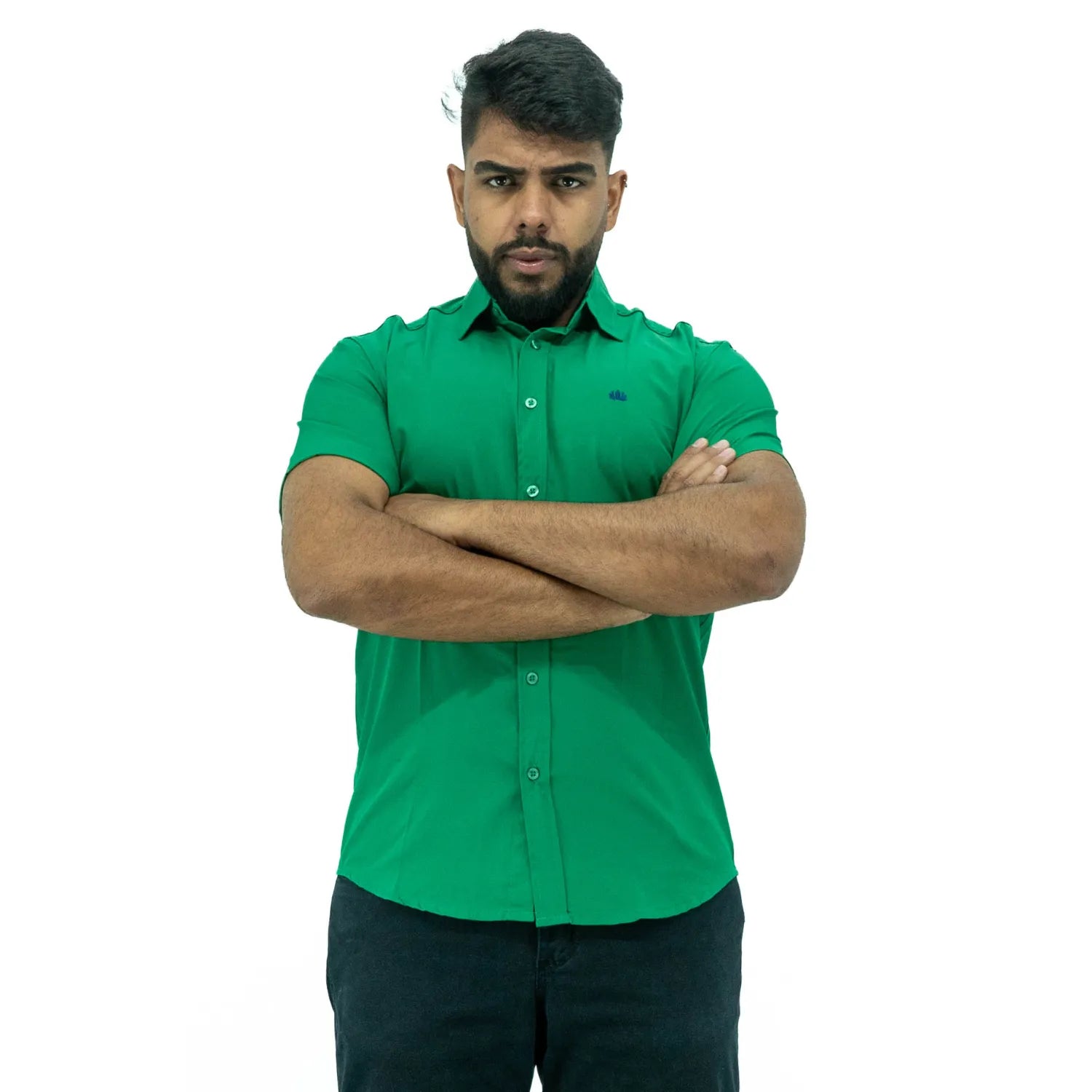 Camisa social masculina manga curta com Spandex, na cor verde. Foto frontal de modelo vestindo a camisa casual da marca Absinto Men.