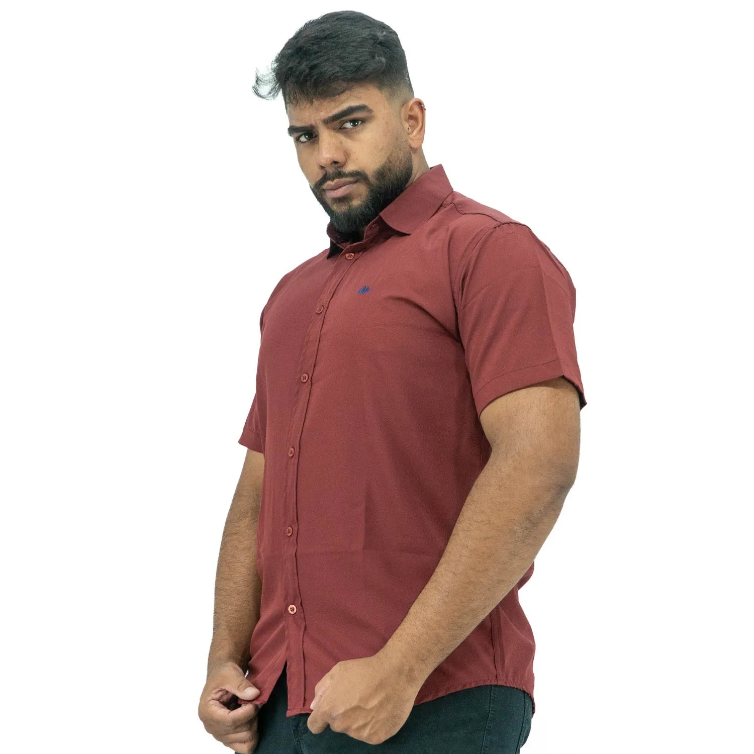 Camisa social masculina manga curta com Spandex, na cor bordô. Foto frontal de modelo vestindo a camisa casual da marca Absinto Men.