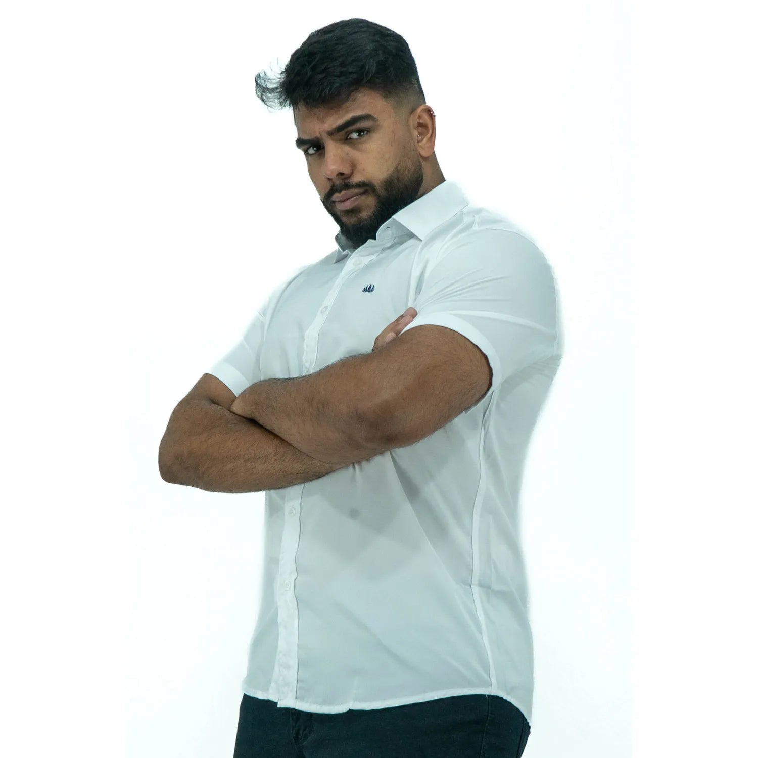 Camisa social masculina manga curta com Spandex, na cor branca. Foto frontal de modelo vestindo a camisa casual da marca Absinto Men.