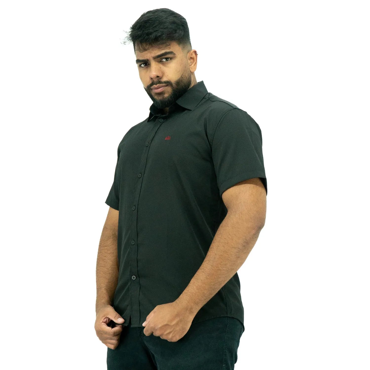 Camisa social masculina manga curta com Spandex, na cor preta. Foto frontal de modelo vestindo a camisa casual da marca Absinto Men.