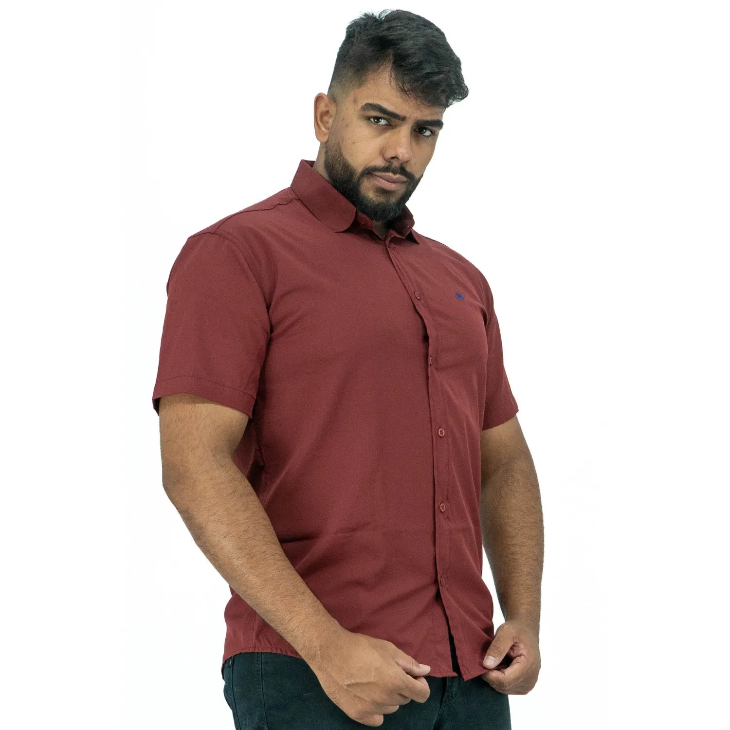 Camisa social masculina manga curta com Spandex, na cor bordô. Foto frontal de modelo vestindo a camisa casual da marca Absinto Men.