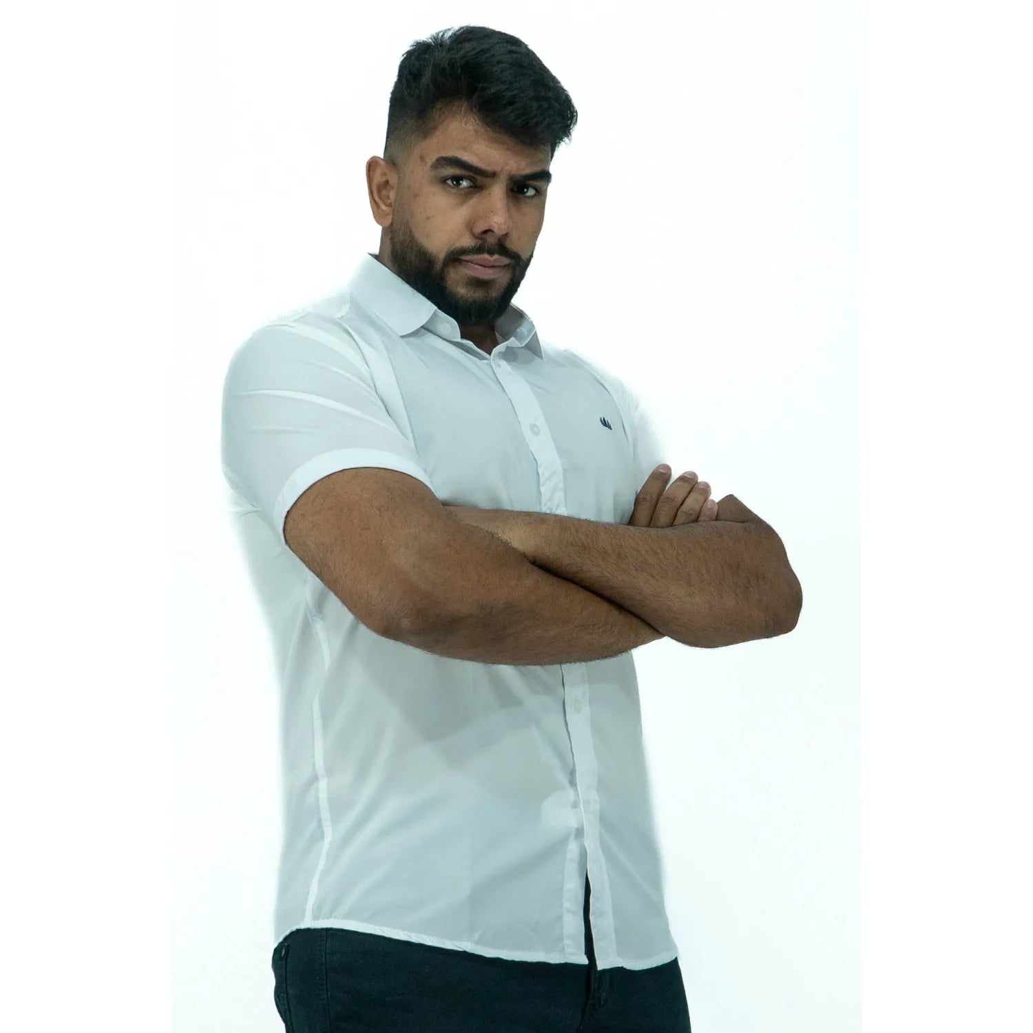 Camisa social masculina manga curta com Spandex, na cor branca. Foto frontal de modelo vestindo a camisa casual da marca Absinto Men.