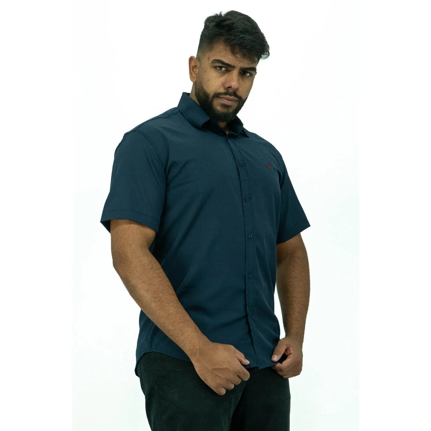 Camisa social masculina manga curta com Spandex, na cor marinho. Foto frontal de modelo vestindo a camisa casual da marca Absinto Men.