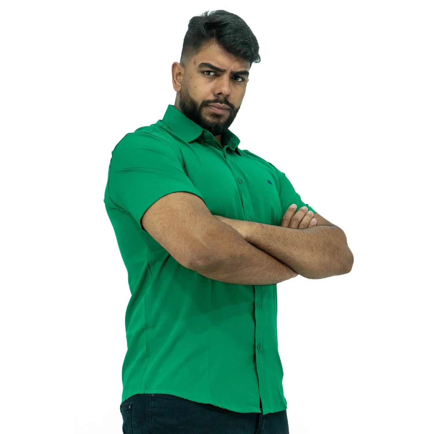Camisa social masculina manga curta com Spandex, na cor verde. Foto frontal de modelo vestindo a camisa casual da marca Absinto Men.