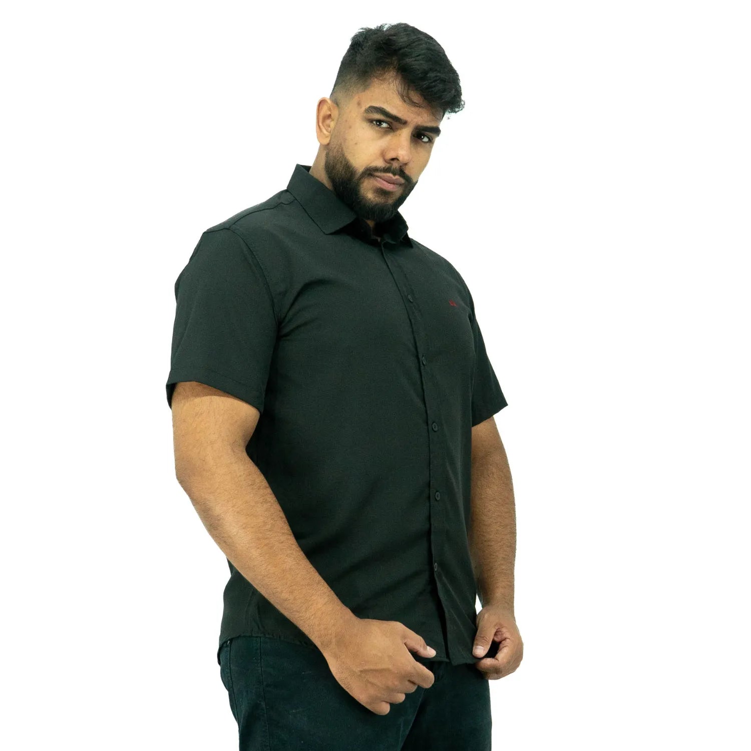 Camisa social masculina manga curta com Spandex, na cor preta. Foto frontal de modelo vestindo a camisa casual da marca Absinto Men.