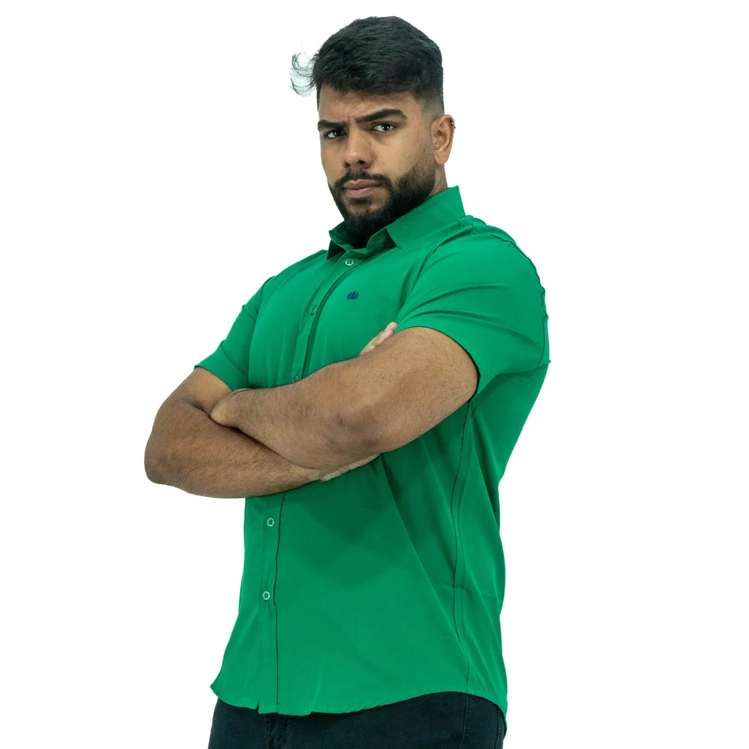 Camisa social masculina manga curta com Spandex, na cor verde. Foto frontal de modelo vestindo a camisa casual da marca Absinto Men.