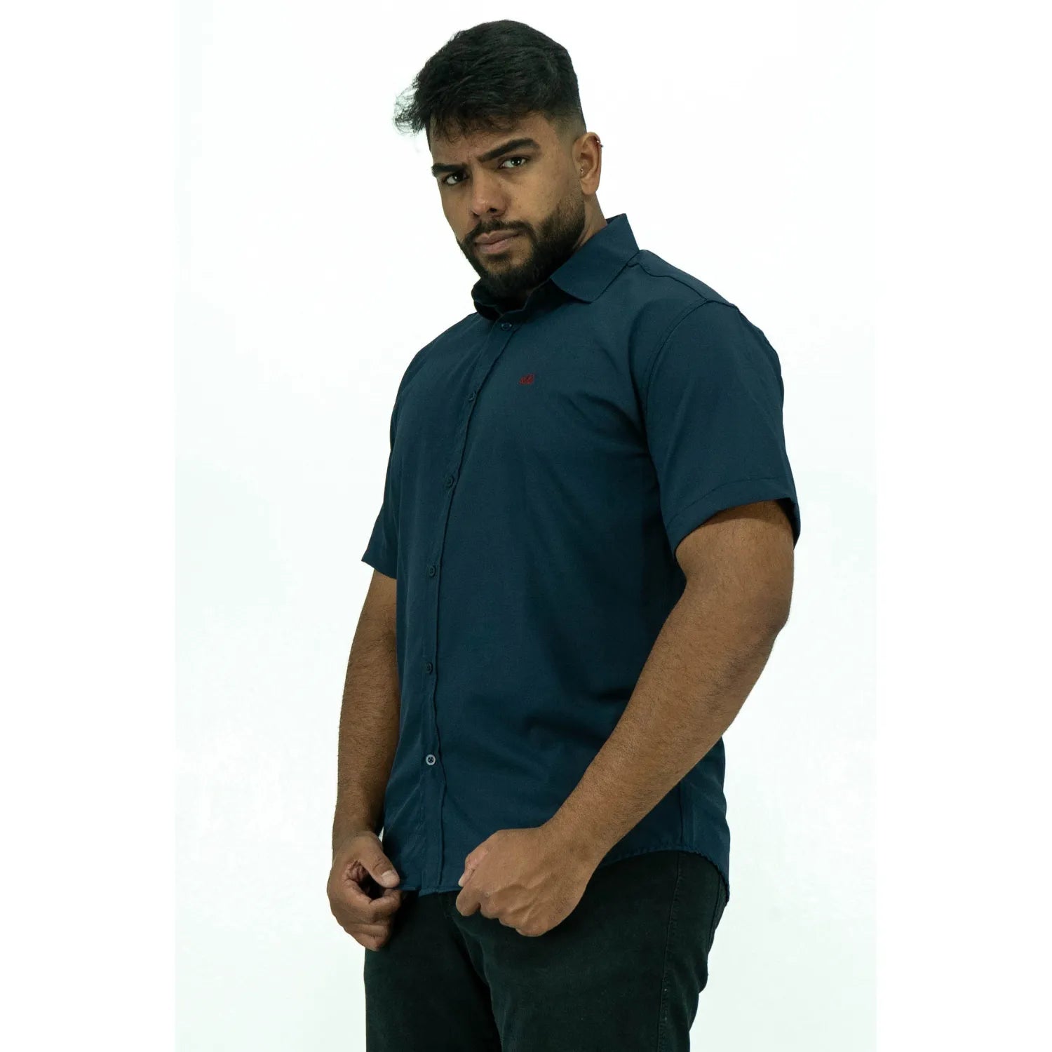 Camisa social masculina manga curta com Spandex, na cor marinho. Foto frontal de modelo vestindo a camisa casual da marca Absinto Men.