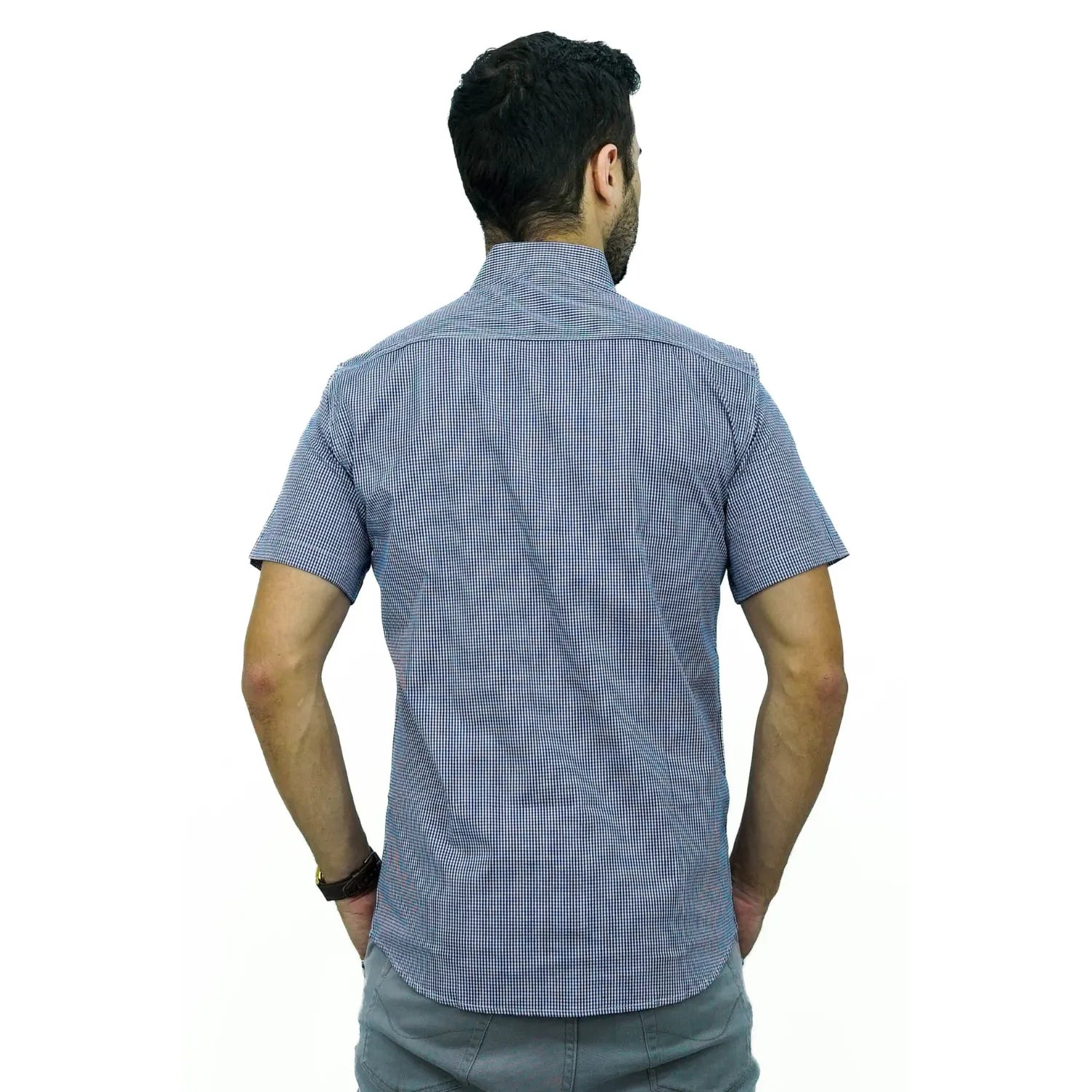Camisa masculina manga curta 100% algodão com estampa xadrez, na cor marinho. Foto de modelo vestindo a camisa casual da marca Absinto Men.
