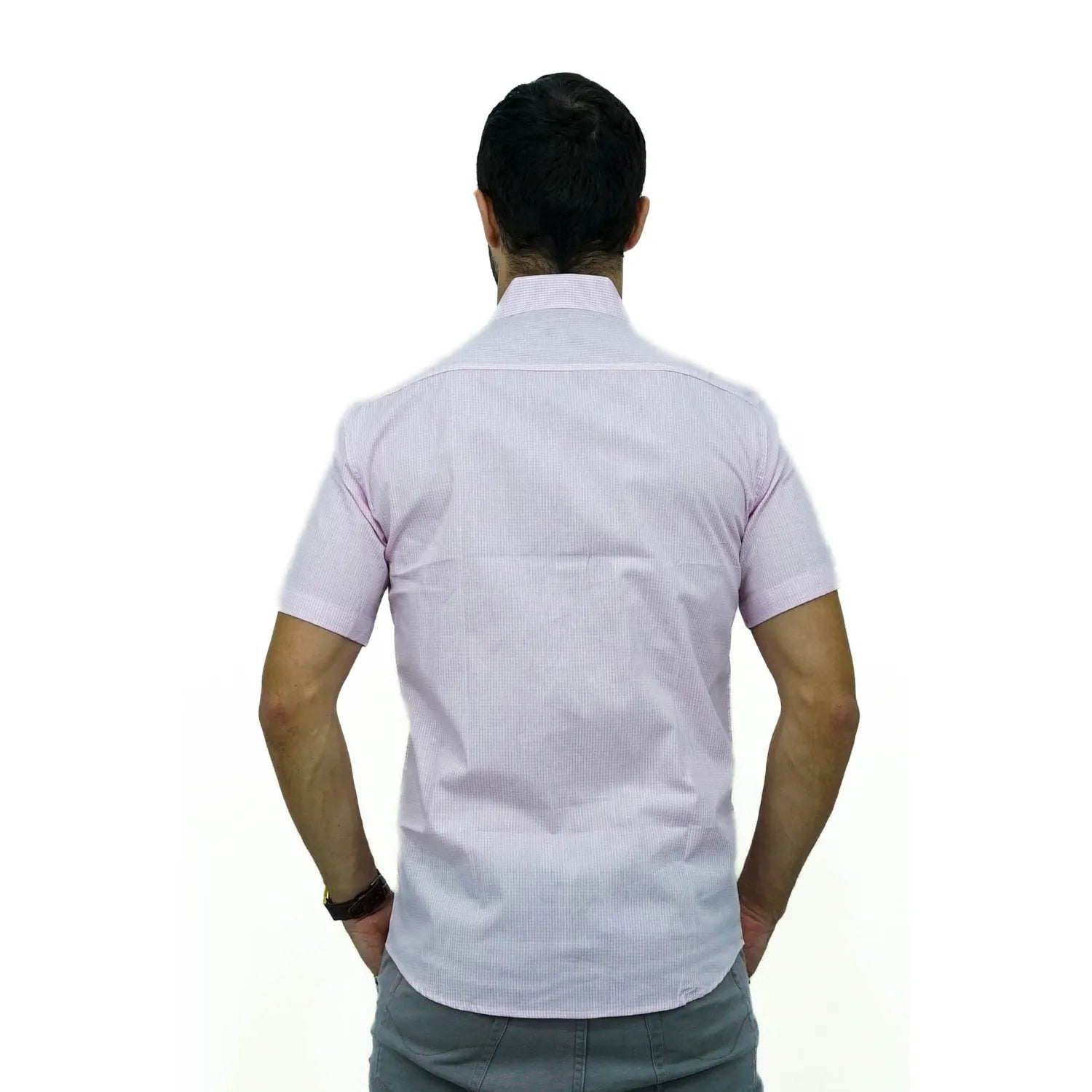 Camisa masculina manga curta 100% algodão com estampa xadrez, na cor rosa. Foto de modelo vestindo a camisa casual da marca Absinto Men.