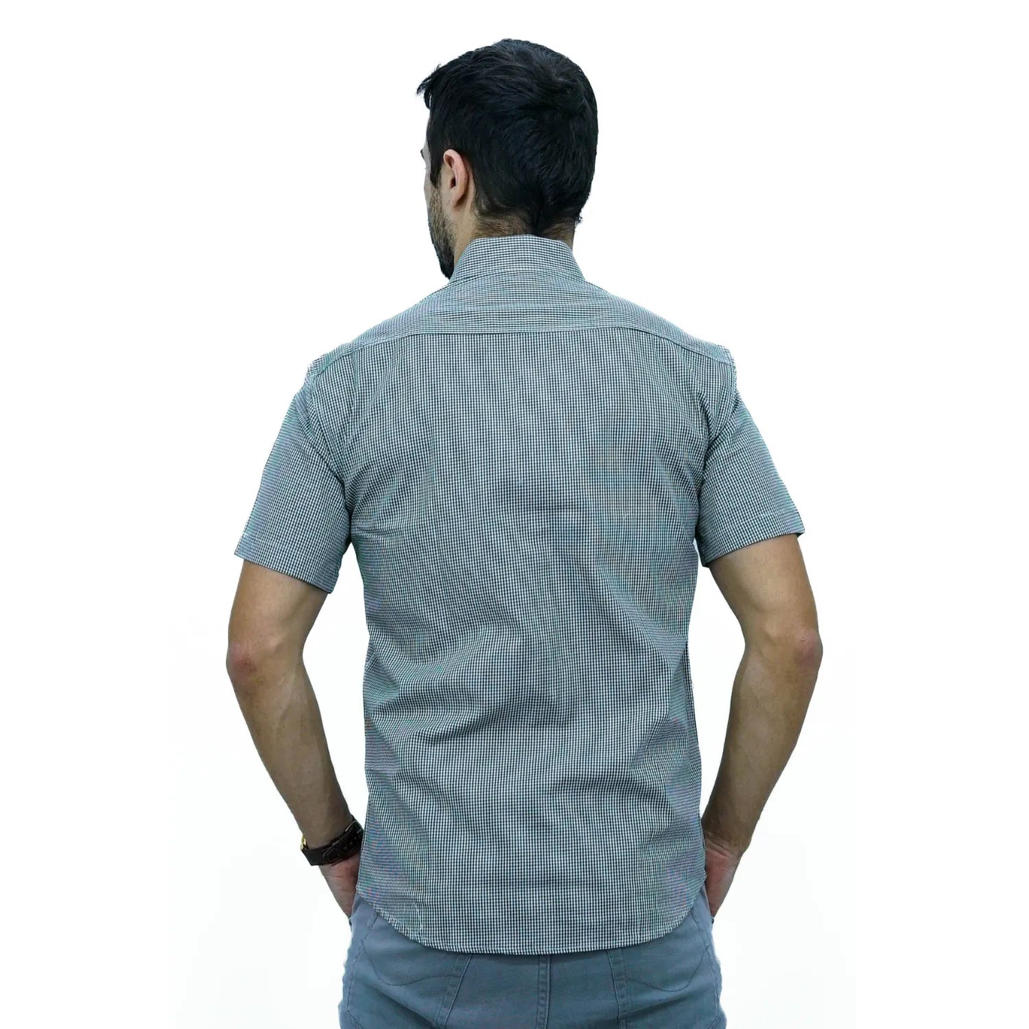 Camisa masculina manga curta 100% algodão com estampa xadrez, na cor verde. Foto de modelo vestindo a camisa casual da marca Absinto Men.