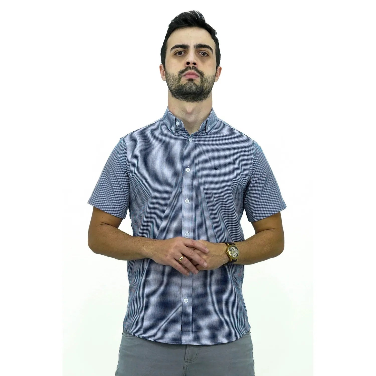 Camisa masculina manga curta 100% algodão com estampa xadrez, na cor marinho. Foto de modelo vestindo a camisa casual da marca Absinto Men.