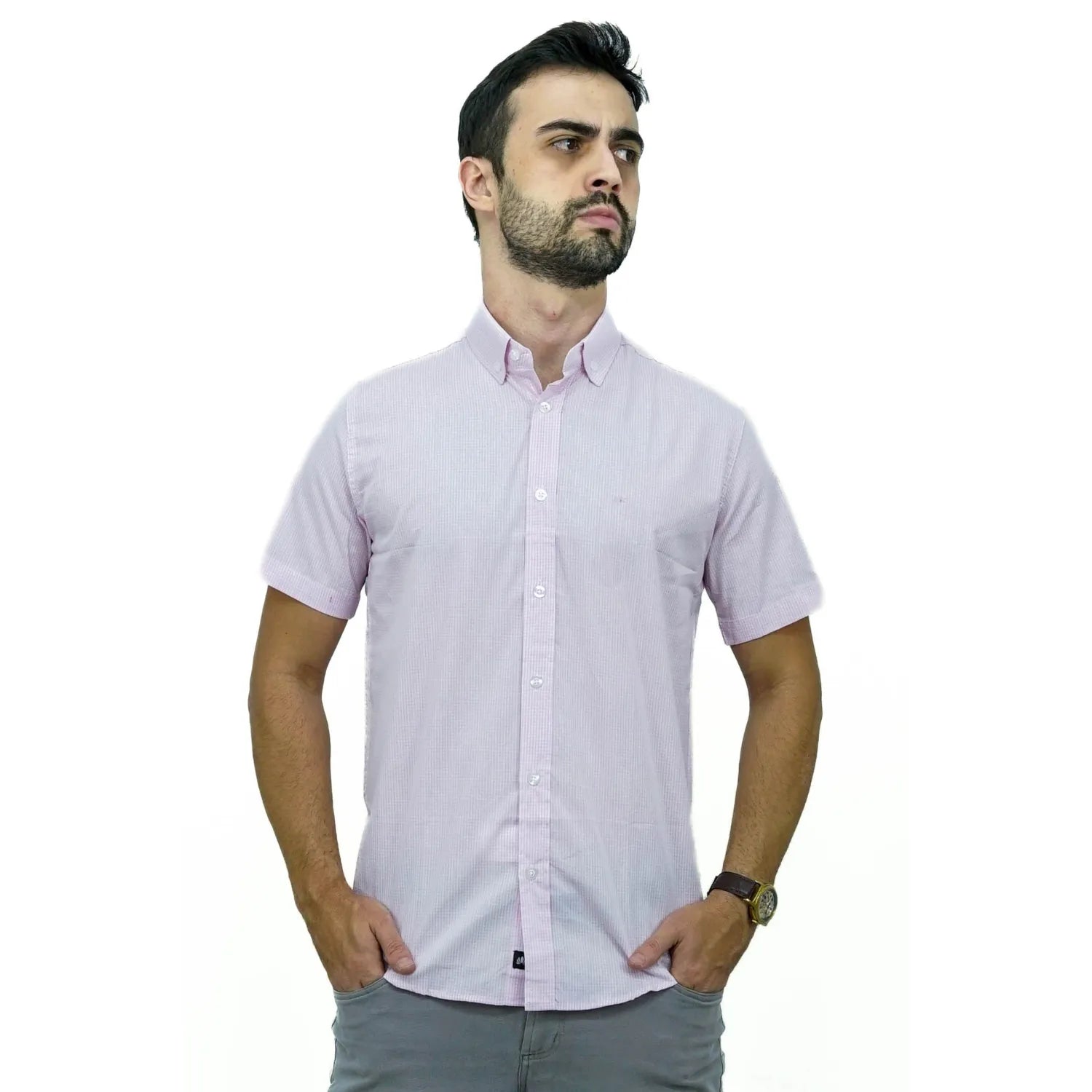 Camisa masculina manga curta 100% algodão com estampa xadrez, na cor rosa. Foto de modelo vestindo a camisa casual da marca Absinto Men.