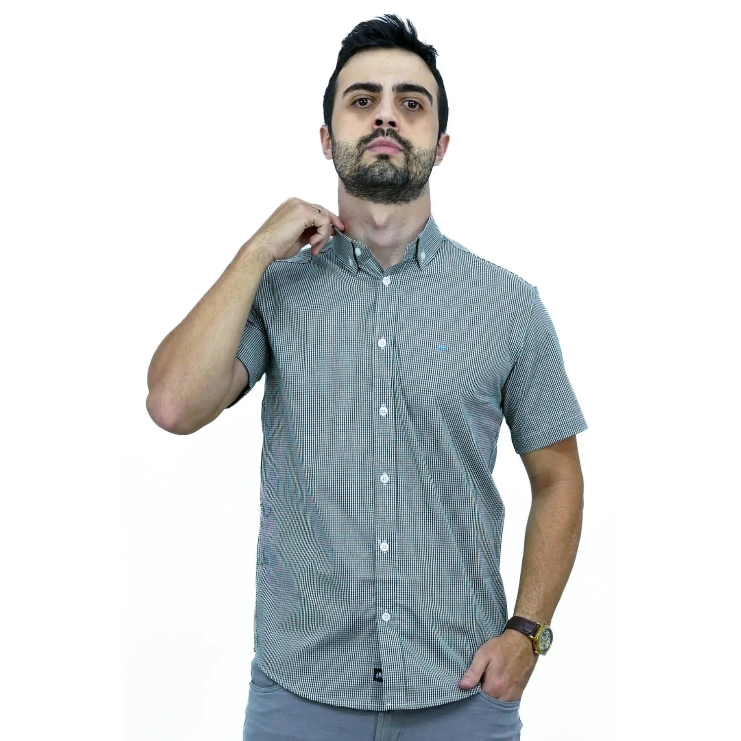 Camisa masculina manga curta 100% algodão com estampa xadrez, na cor verde. Foto de modelo vestindo a camisa casual da marca Absinto Men.