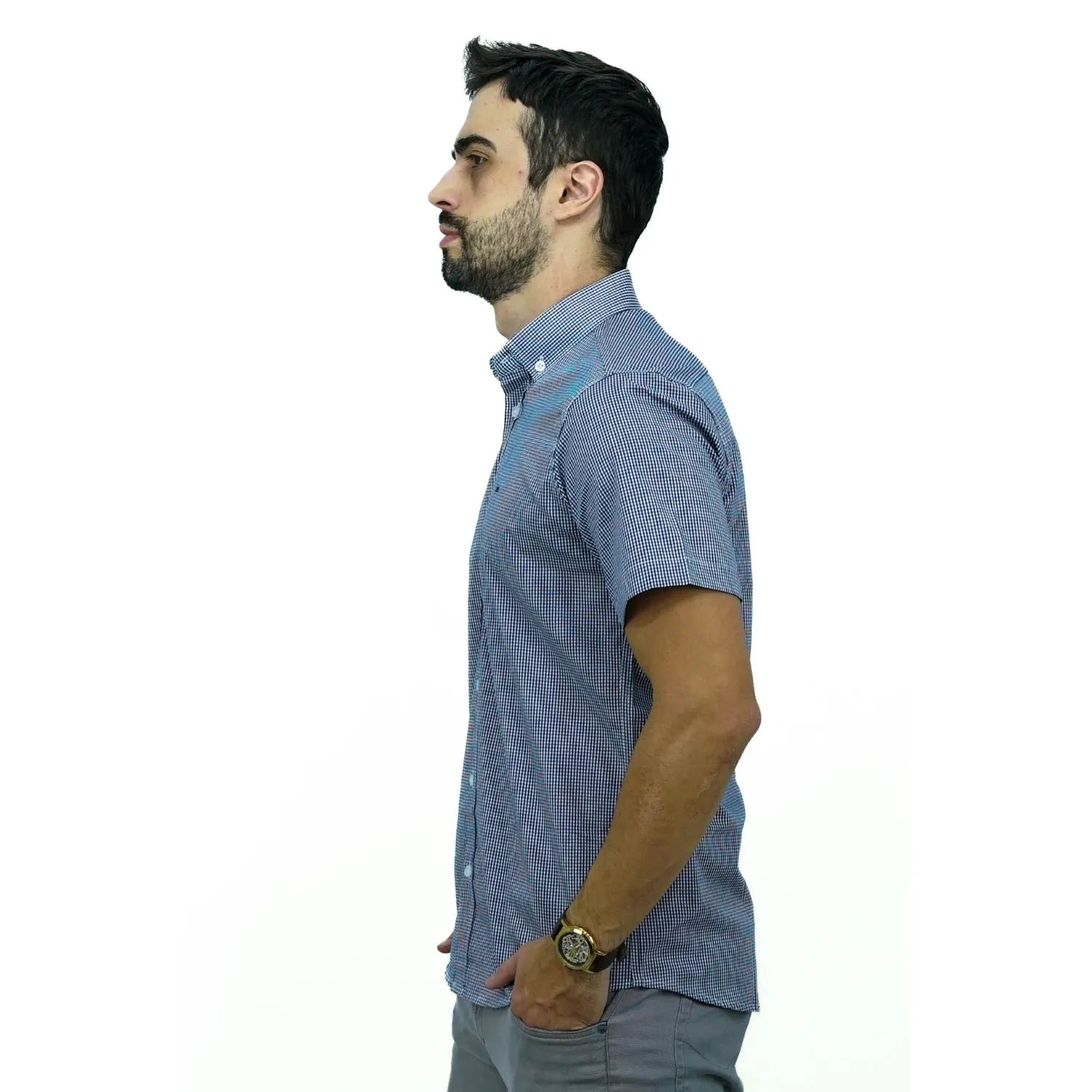 Camisa masculina manga curta 100% algodão com estampa xadrez, na cor marinho. Foto de modelo vestindo a camisa casual da marca Absinto Men.