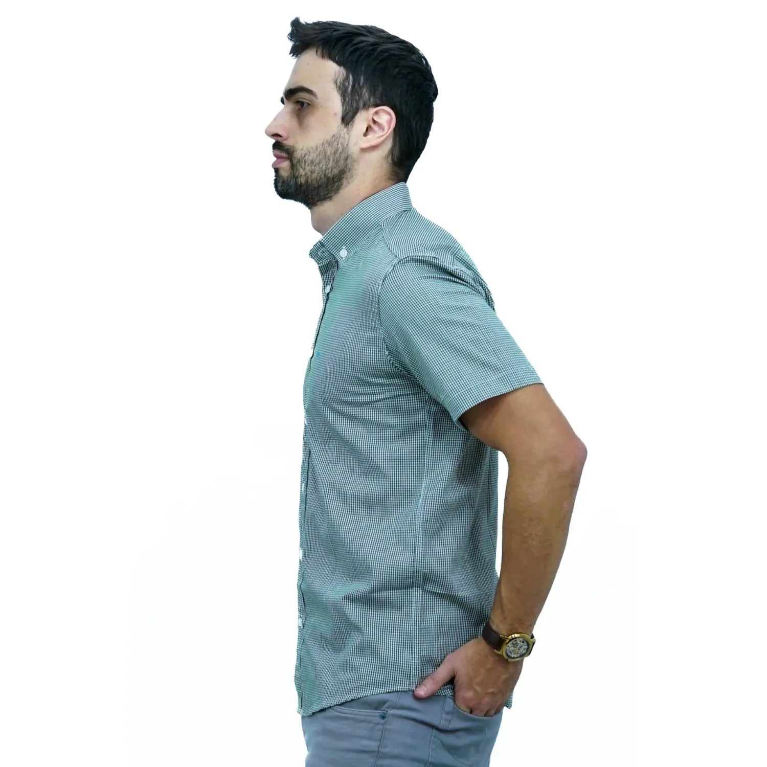 Camisa masculina manga curta 100% algodão com estampa xadrez, na cor verde. Foto de modelo vestindo a camisa casual da marca Absinto Men.