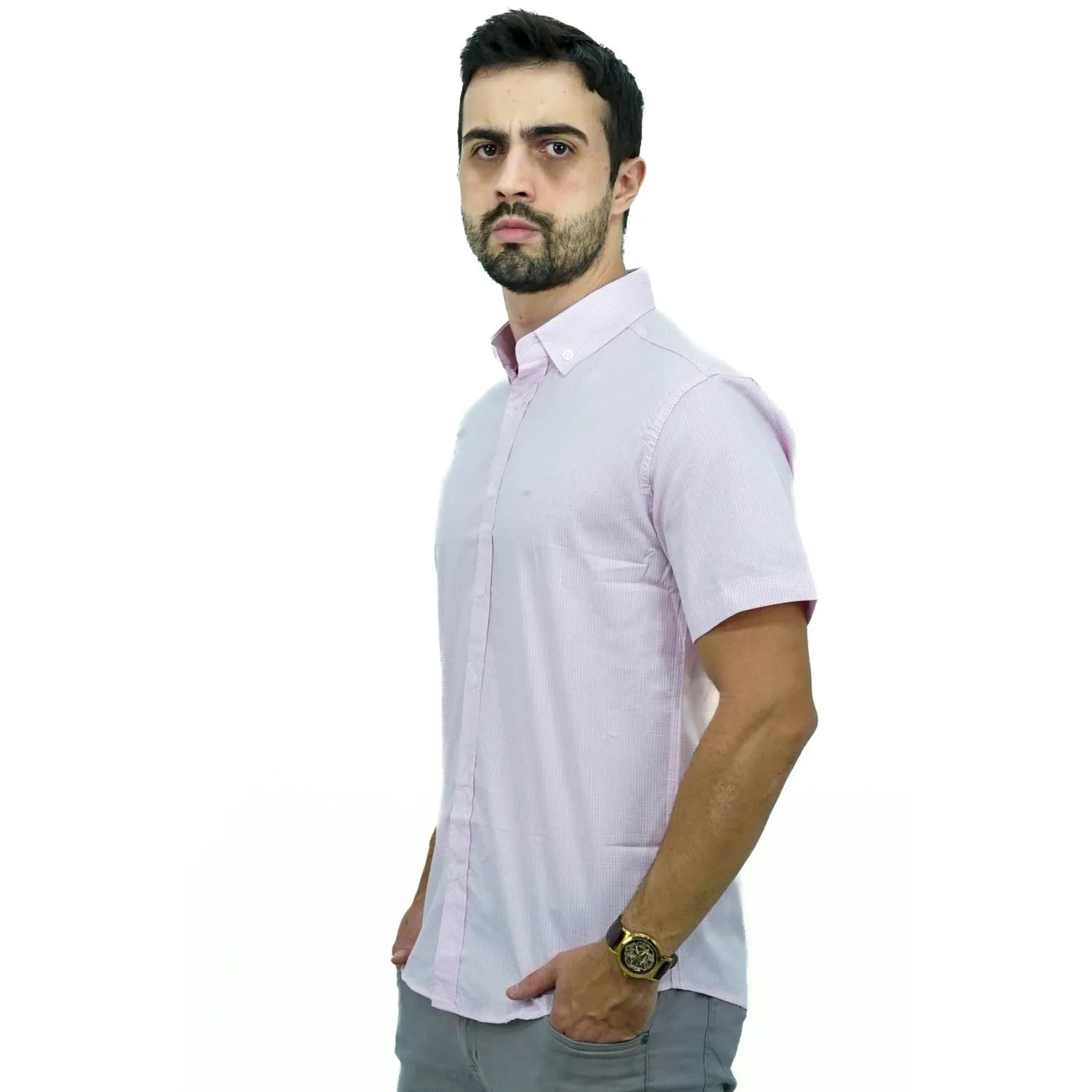 Camisa masculina manga curta 100% algodão com estampa xadrez, na cor rosa. Foto de modelo vestindo a camisa casual da marca Absinto Men.