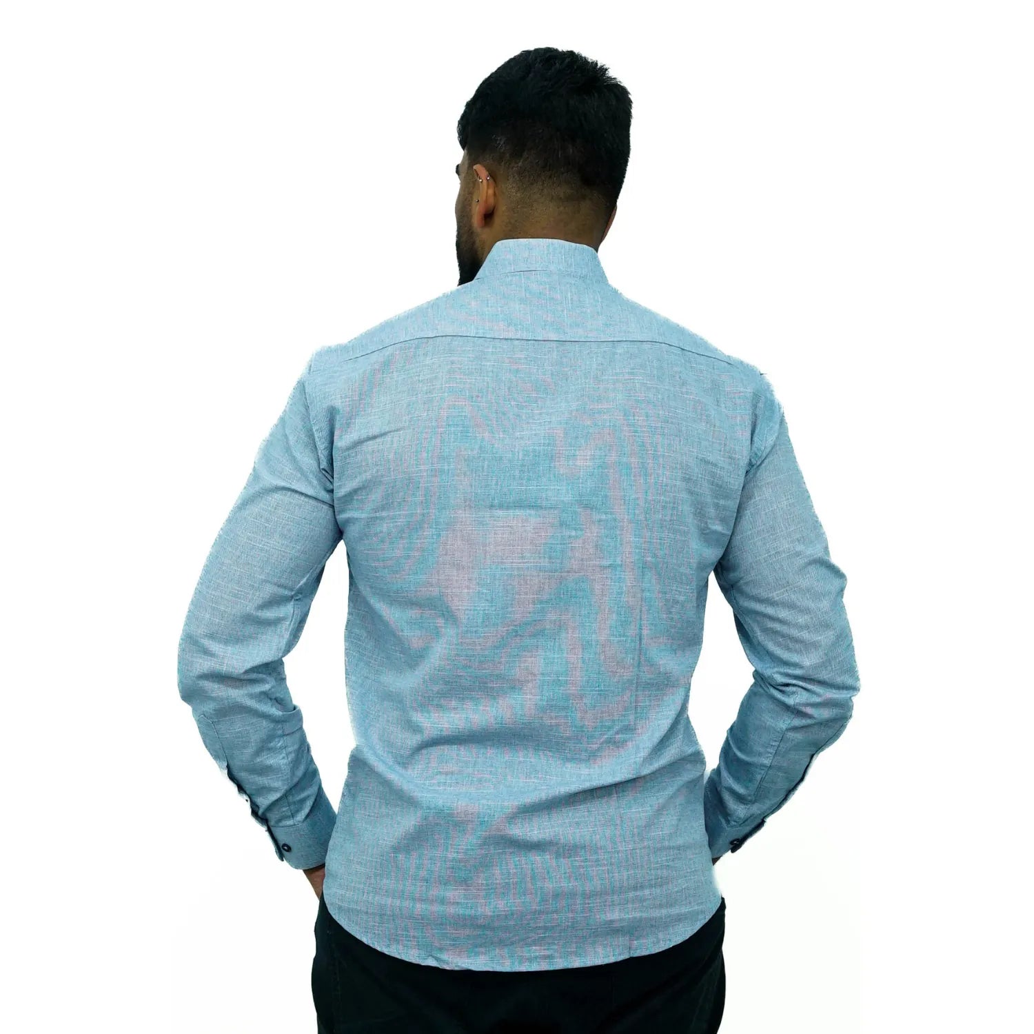 Camisa masculina manga longa 100% algodão estilo linho, na cor azul bebê. Foto de modelo vestindo a camisa social casual da marca Absinto Men.