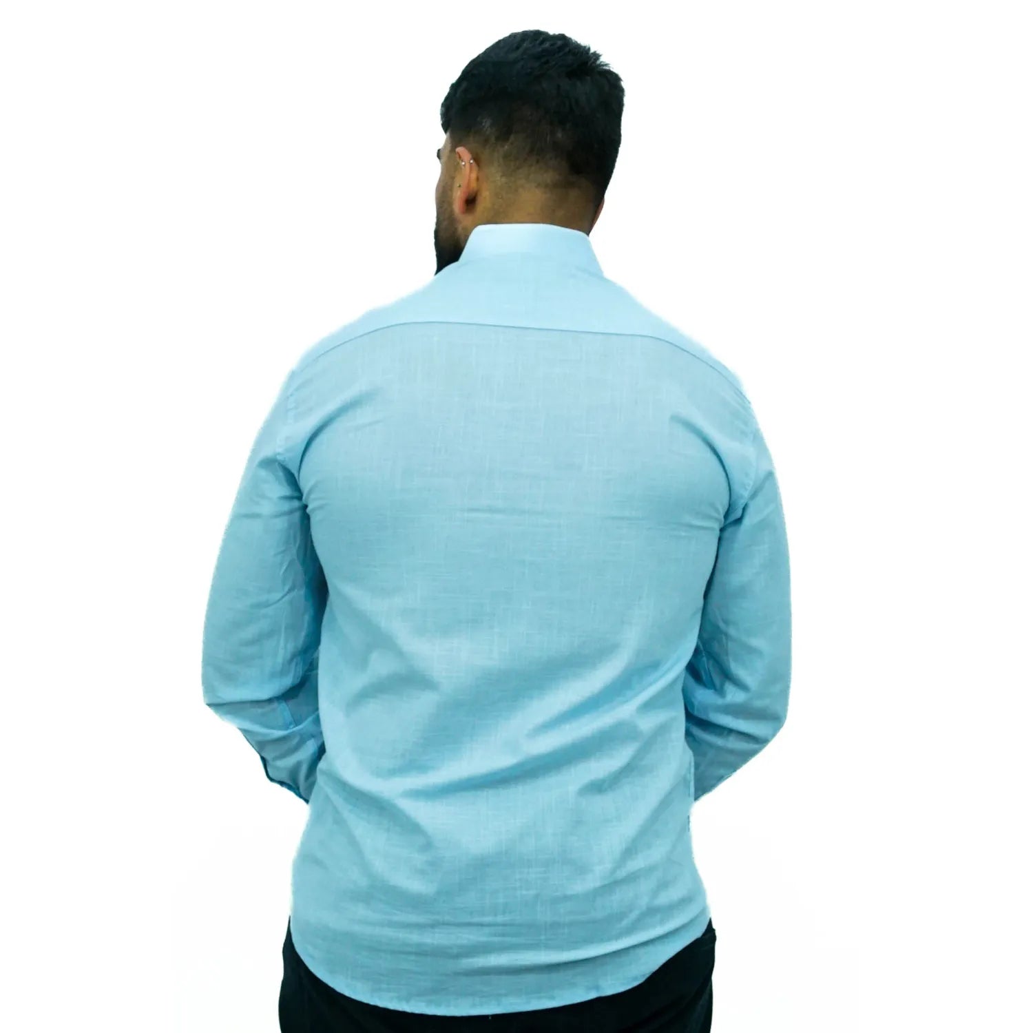 Camisa masculina manga longa 100% algodão estilo linho, na cor azul. Foto de modelo vestindo a camisa social casual da marca Absinto Men.
