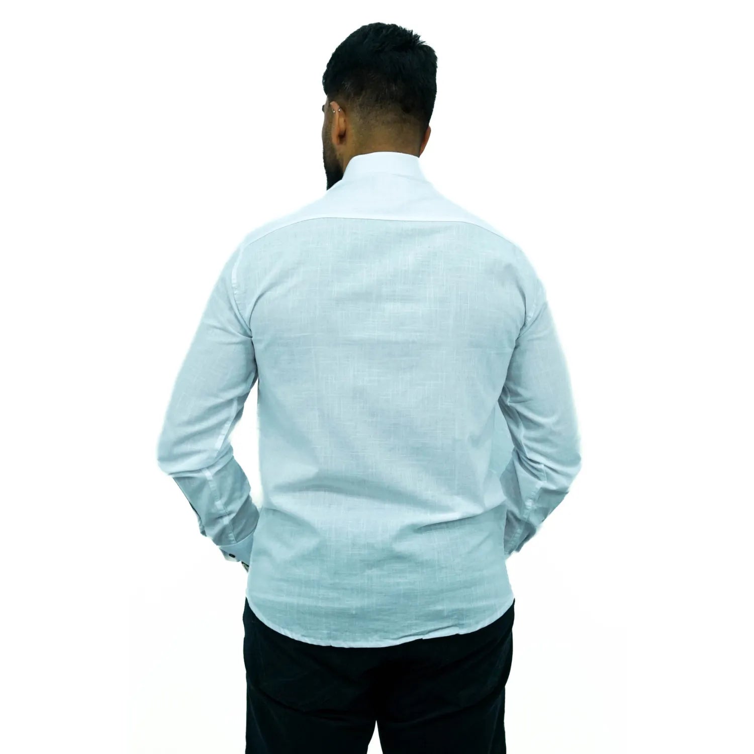 Camisa masculina manga longa 100% algodão estilo linho, na cor branca. Foto de modelo vestindo a camisa social casual da marca Absinto Men.