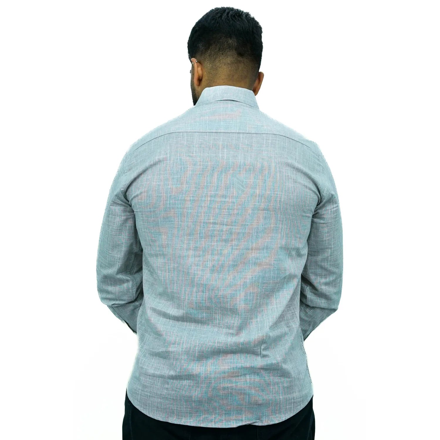 Camisa masculina manga longa 100% algodão estilo linho, na cor cinza claro. Foto de modelo vestindo a camisa social casual da marca Absinto Men.