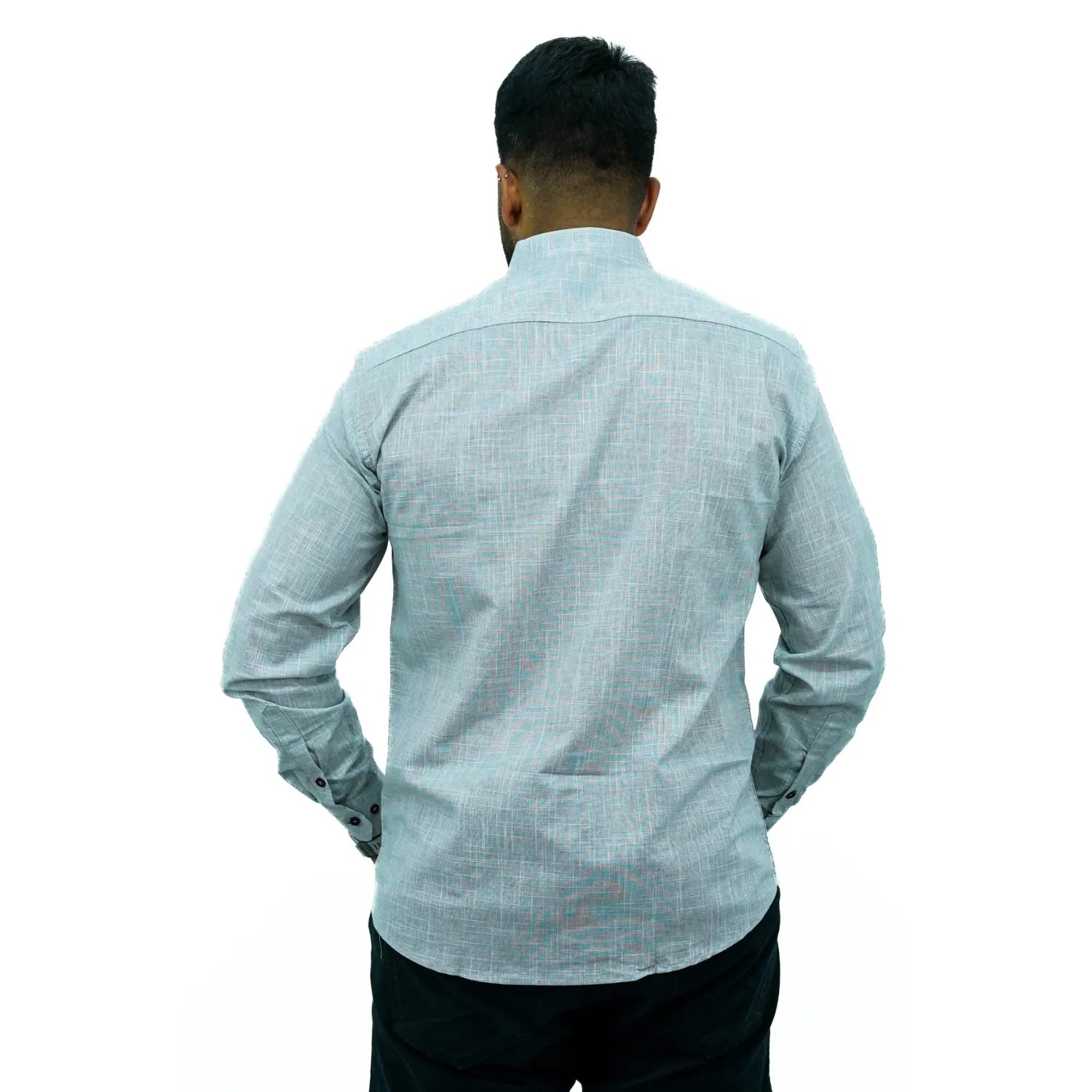 Camisa masculina manga longa 100% algodão estilo linho, na cor cinza. Foto de modelo vestindo a camisa social casual da marca Absinto Men.