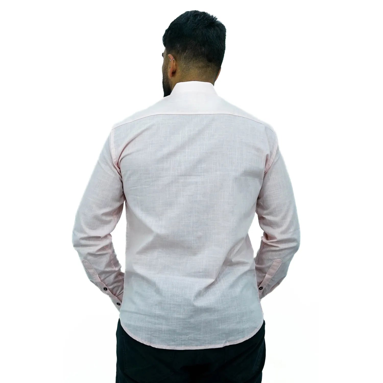 Camisa masculina manga longa 100% algodão estilo linho, na cor rosa. Foto de modelo vestindo a camisa social casual da marca Absinto Men.
