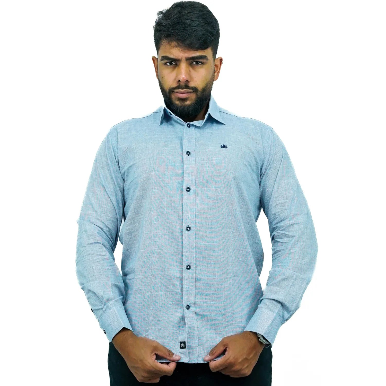Camisa masculina manga longa 100% algodão estilo linho, na cor azul bebê. Foto de modelo vestindo a camisa social casual da marca Absinto Men.