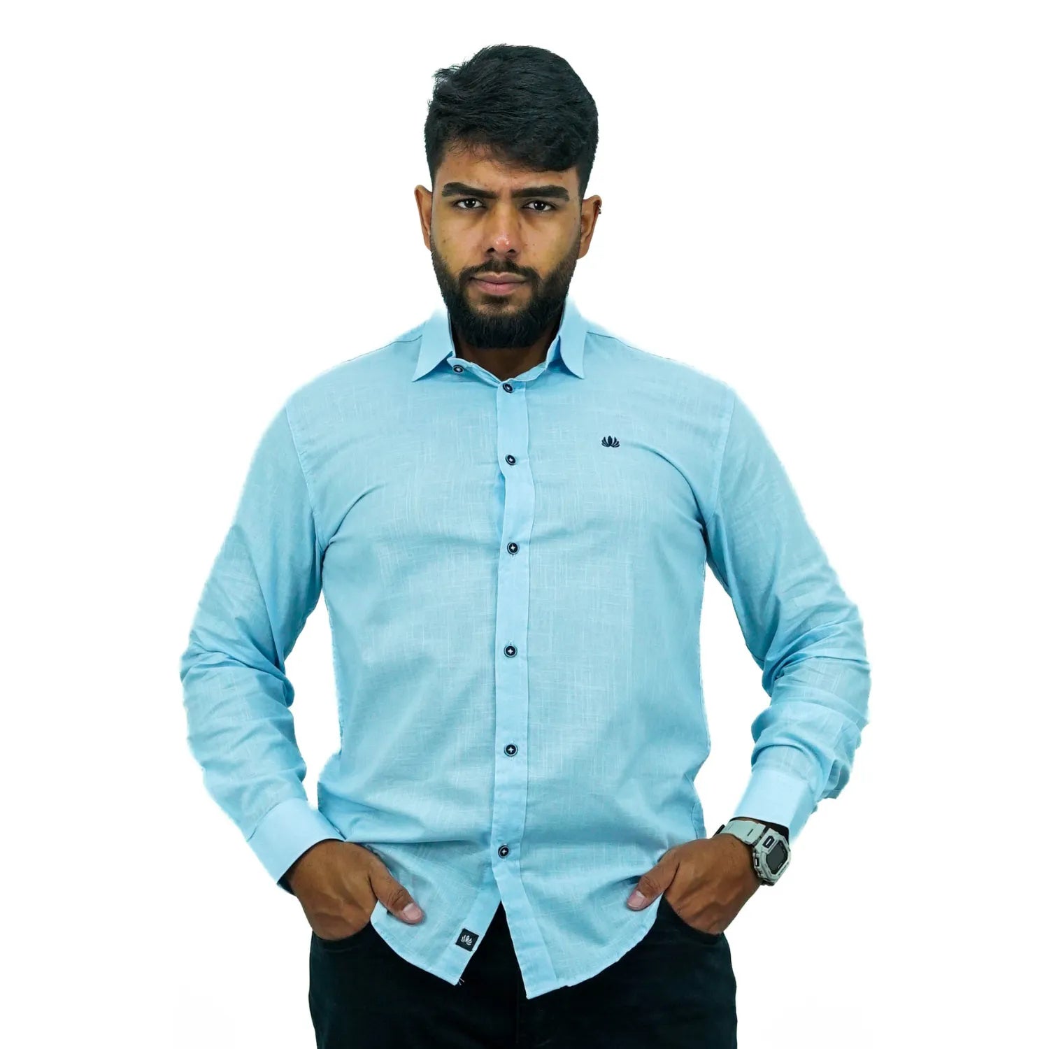 Camisa masculina manga longa 100% algodão estilo linho, na cor azul. Foto de modelo vestindo a camisa social casual da marca Absinto Men.