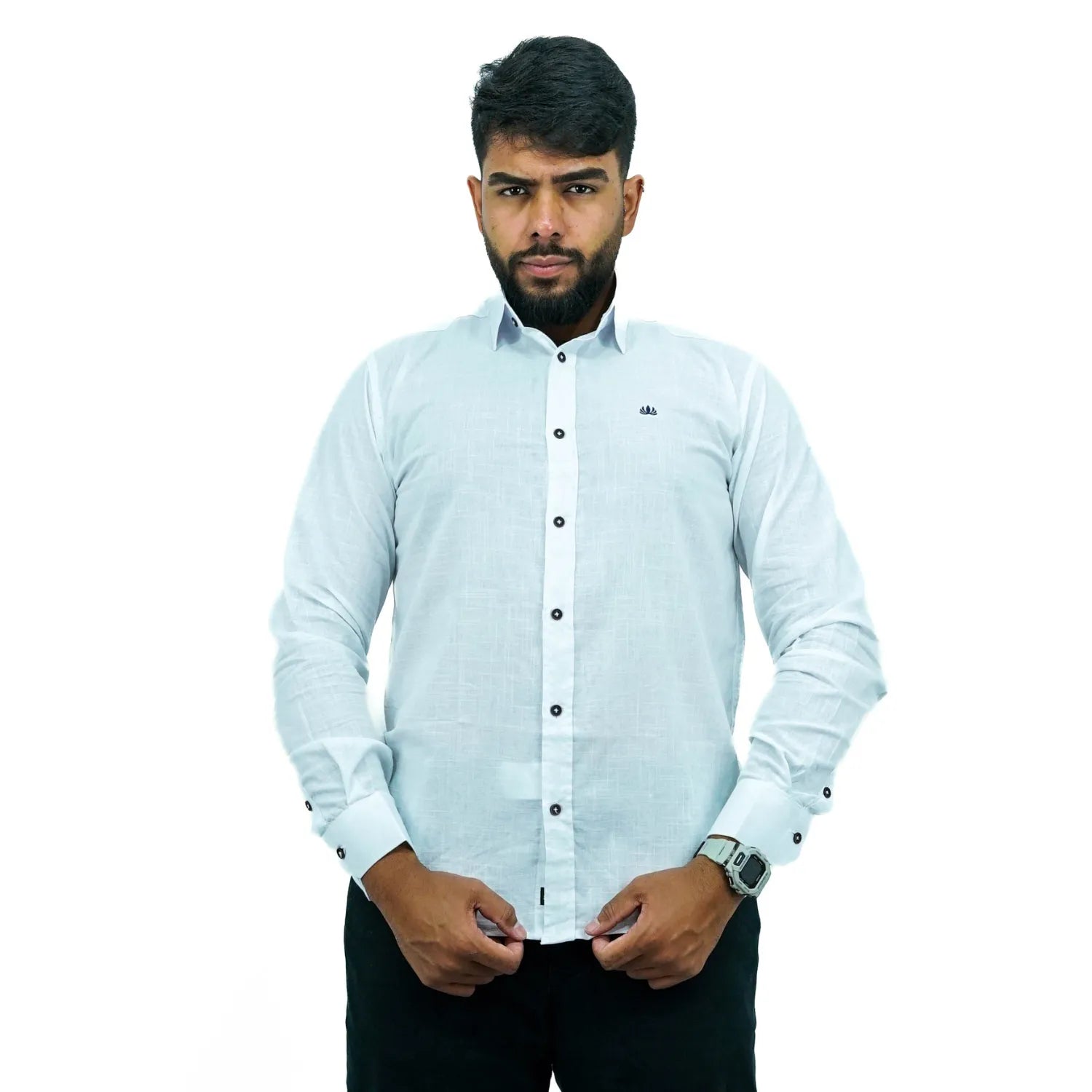 Camisa masculina manga longa 100% algodão estilo linho, na cor branca. Foto de modelo vestindo a camisa social casual da marca Absinto Men.