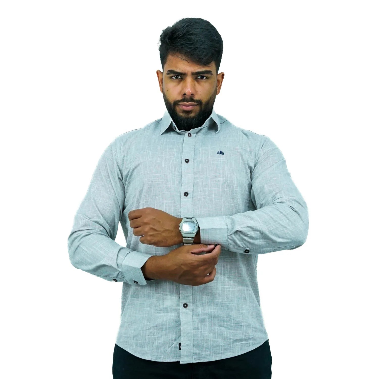 Camisa masculina manga longa 100% algodão estilo linho, na cor cinza claro. Foto de modelo vestindo a camisa social casual da marca Absinto Men.