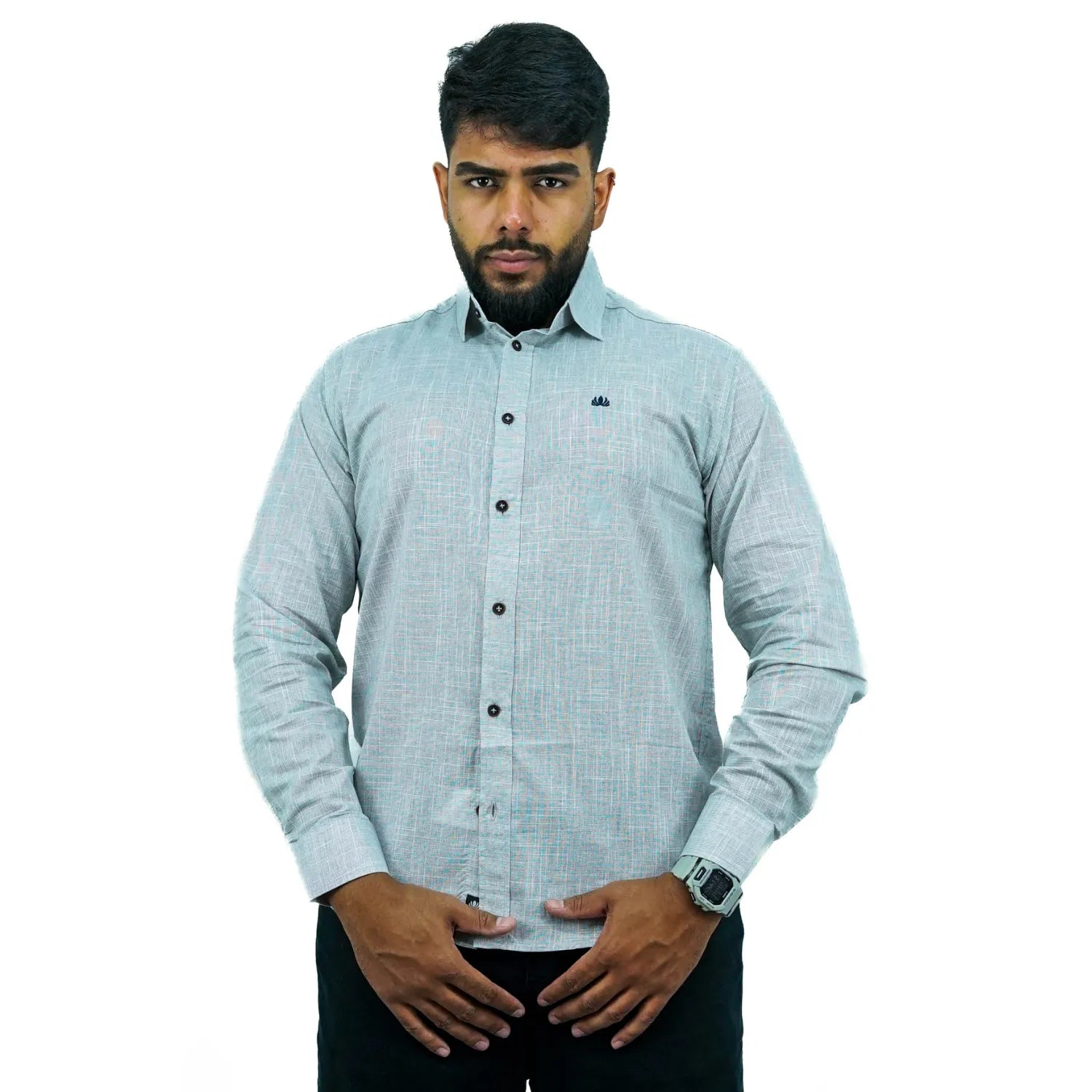 Camisa masculina manga longa 100% algodão estilo linho, na cor cinza. Foto de modelo vestindo a camisa social casual da marca Absinto Men.