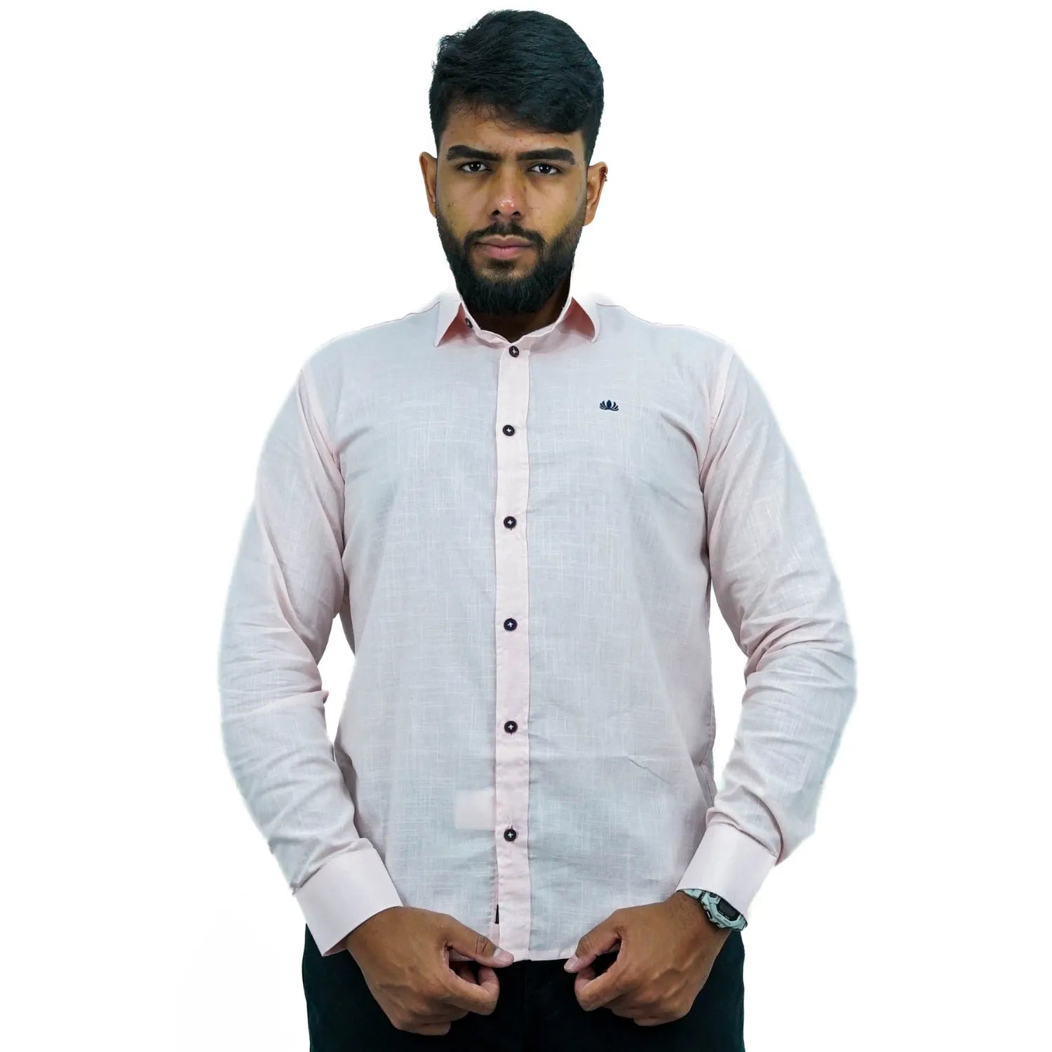 Camisa masculina manga longa 100% algodão estilo linho, na cor rosa. Foto de modelo vestindo a camisa social casual da marca Absinto Men.
