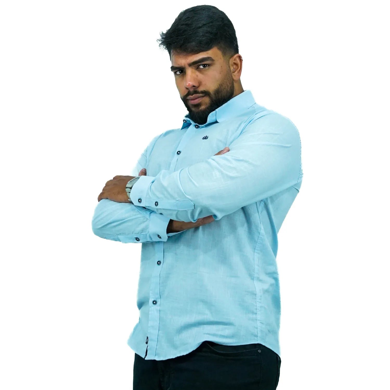 Camisa masculina manga longa 100% algodão estilo linho, na cor azul. Foto de modelo vestindo a camisa social casual da marca Absinto Men.