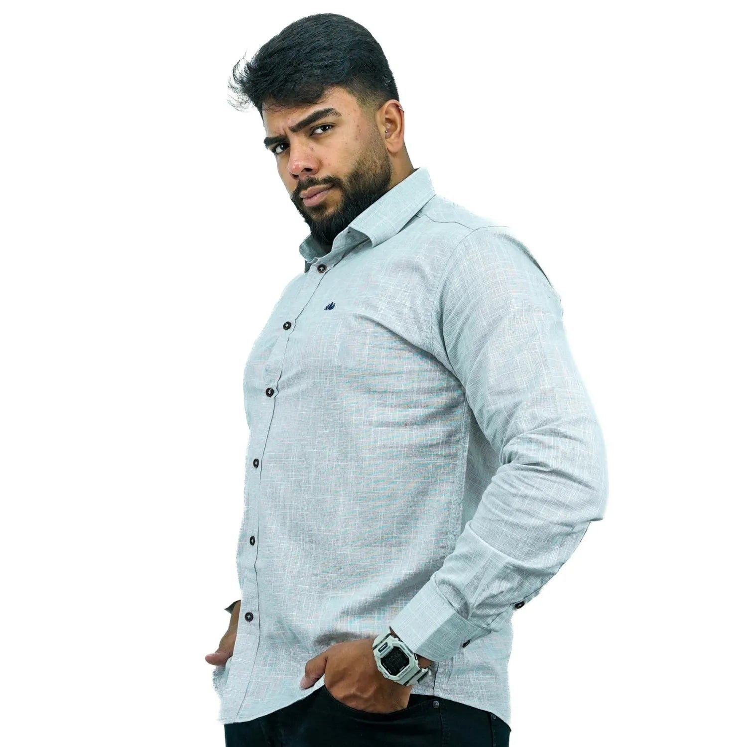 Camisa masculina manga longa 100% algodão estilo linho, na cor cinza. Foto de modelo vestindo a camisa social casual da marca Absinto Men.