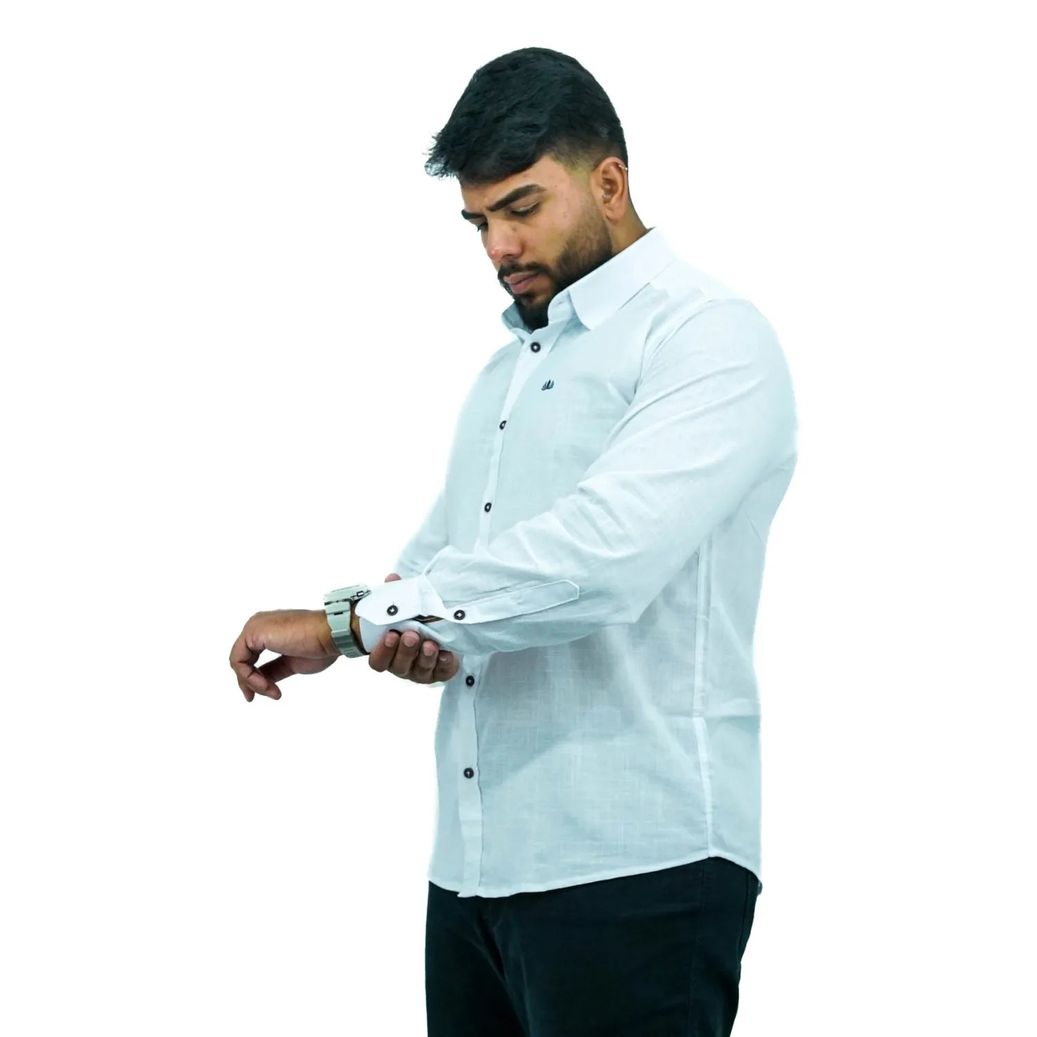 Camisa masculina manga longa 100% algodão estilo linho, na cor branca. Foto de modelo vestindo a camisa social casual da marca Absinto Men.