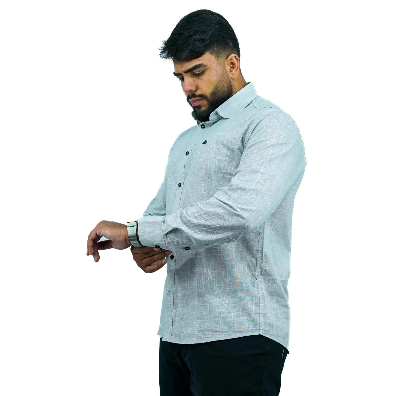 Camisa masculina manga longa 100% algodão estilo linho, na cor cinza claro. Foto de modelo vestindo a camisa social casual da marca Absinto Men.