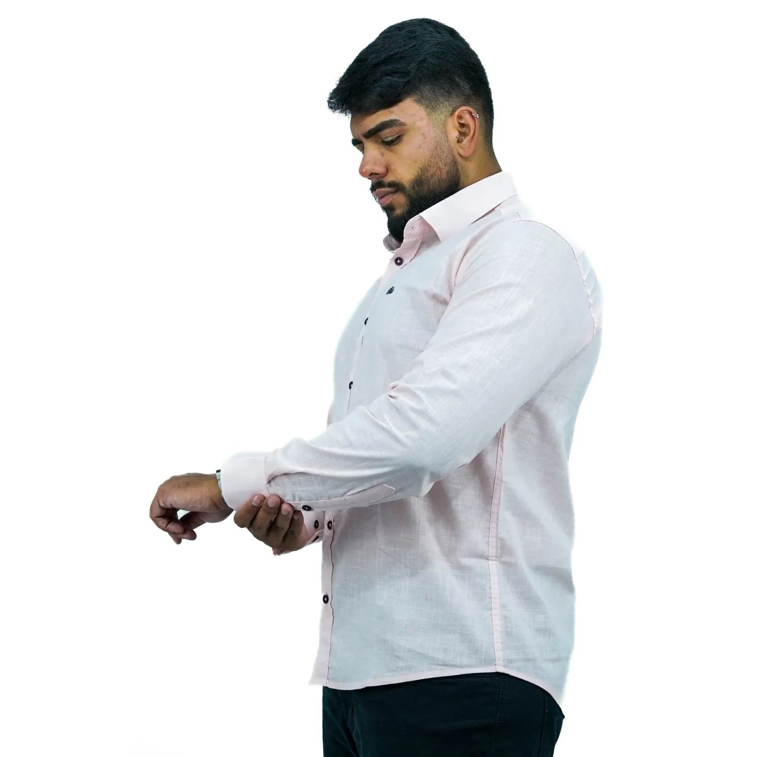 Camisa masculina manga longa 100% algodão estilo linho, na cor rosa. Foto de modelo vestindo a camisa social casual da marca Absinto Men.