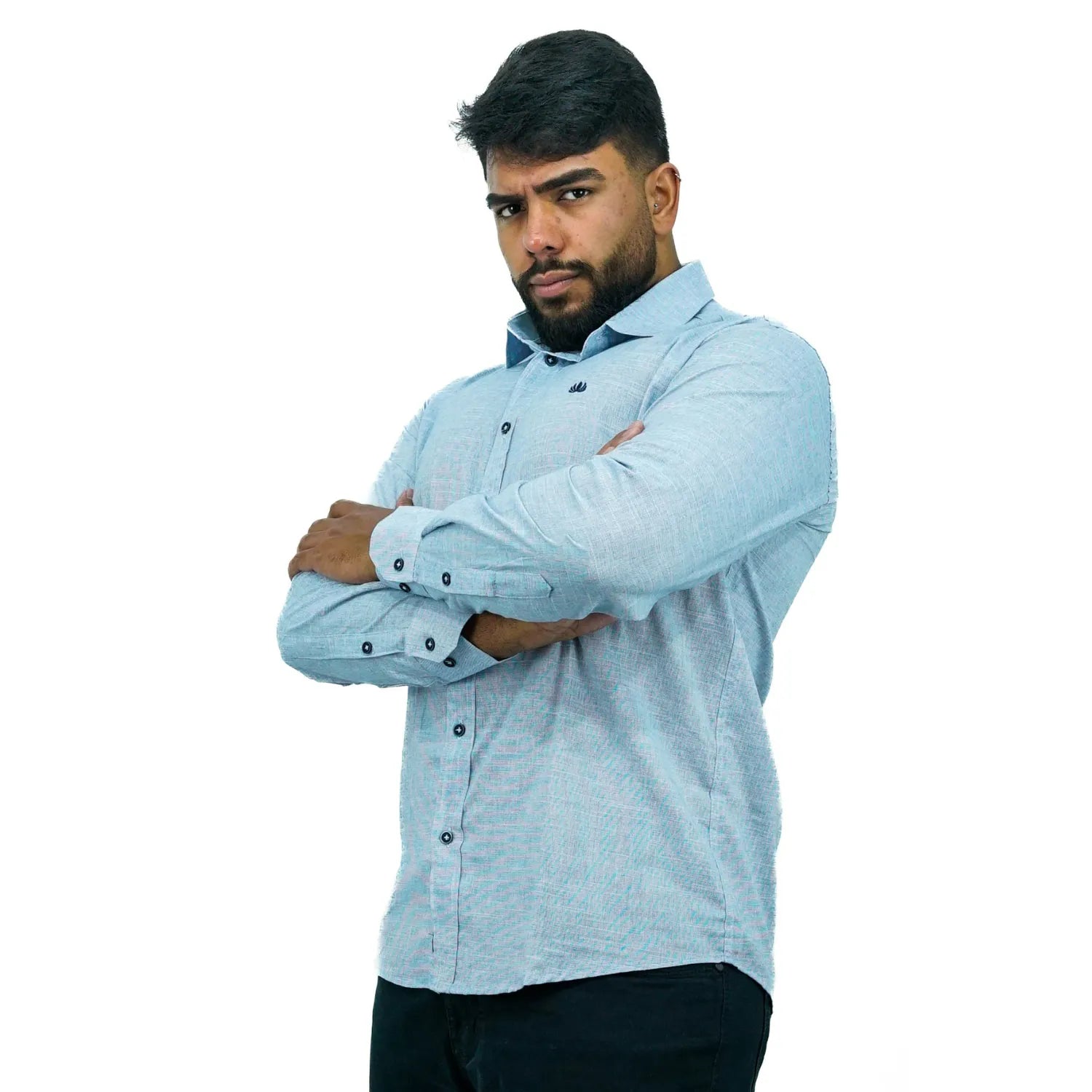 Camisa masculina manga longa 100% algodão estilo linho, na cor azul bebê. Foto de modelo vestindo a camisa social casual da marca Absinto Men.