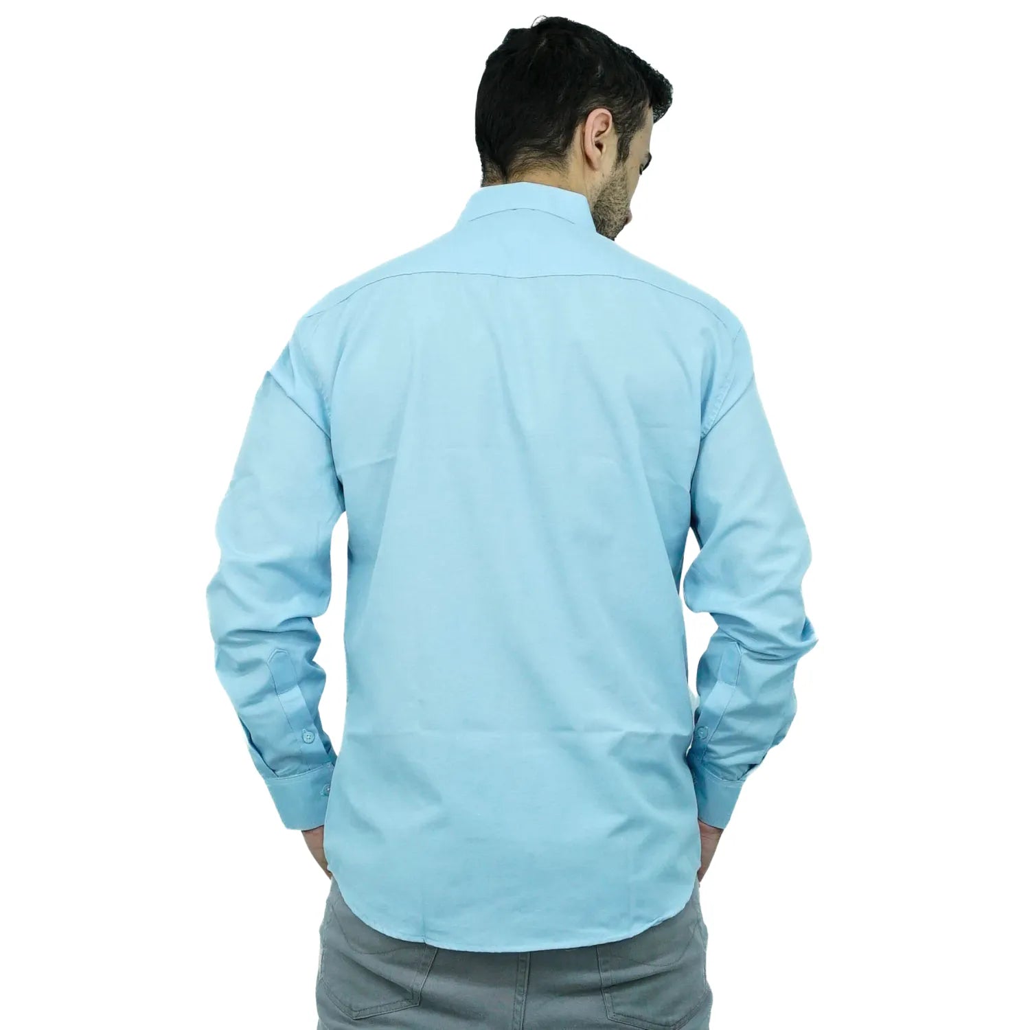 Camisa masculina manga longa elegante, com detalhe no punho e logo da marca, na cor azul. Foto de modelo vestindo a camisa social da Absinto Men.