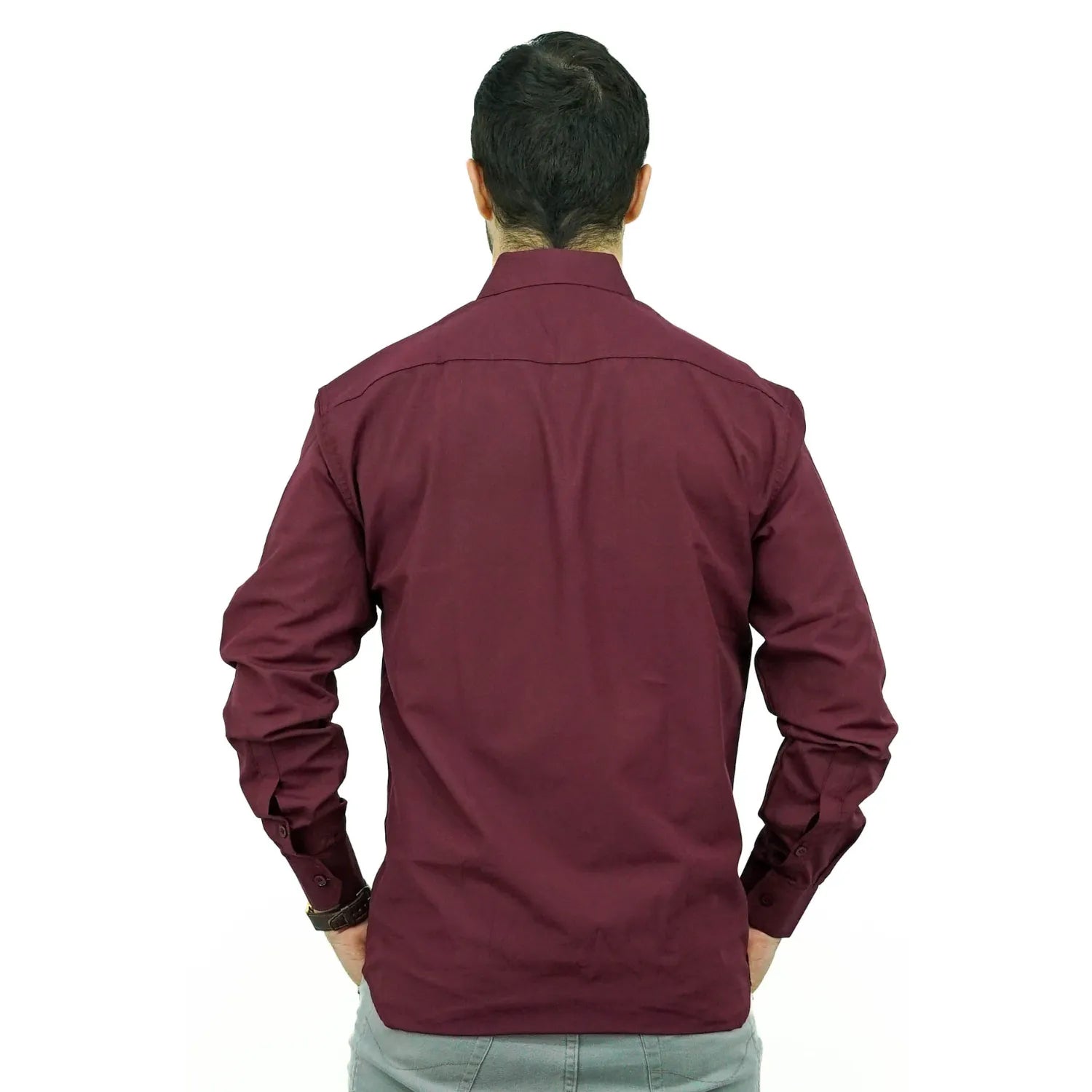 Camisa masculina manga longa elegante, com detalhe no punho e logo da marca, na cor bordô. Foto de modelo vestindo a camisa social da Absinto Men.