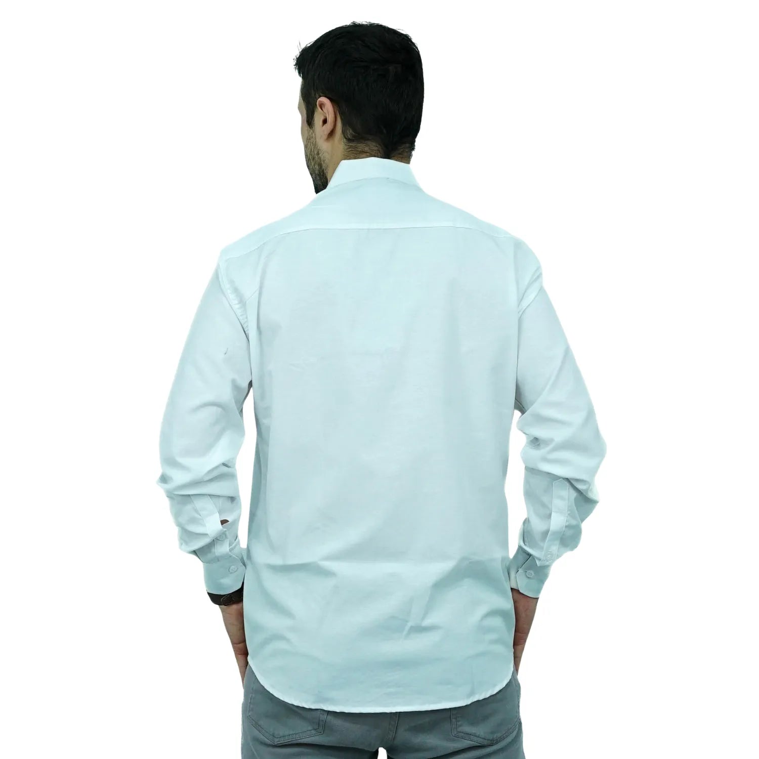 Camisa masculina manga longa elegante, com detalhe no punho e logo da marca, na cor branca. Foto de modelo vestindo a camisa social da Absinto Men.