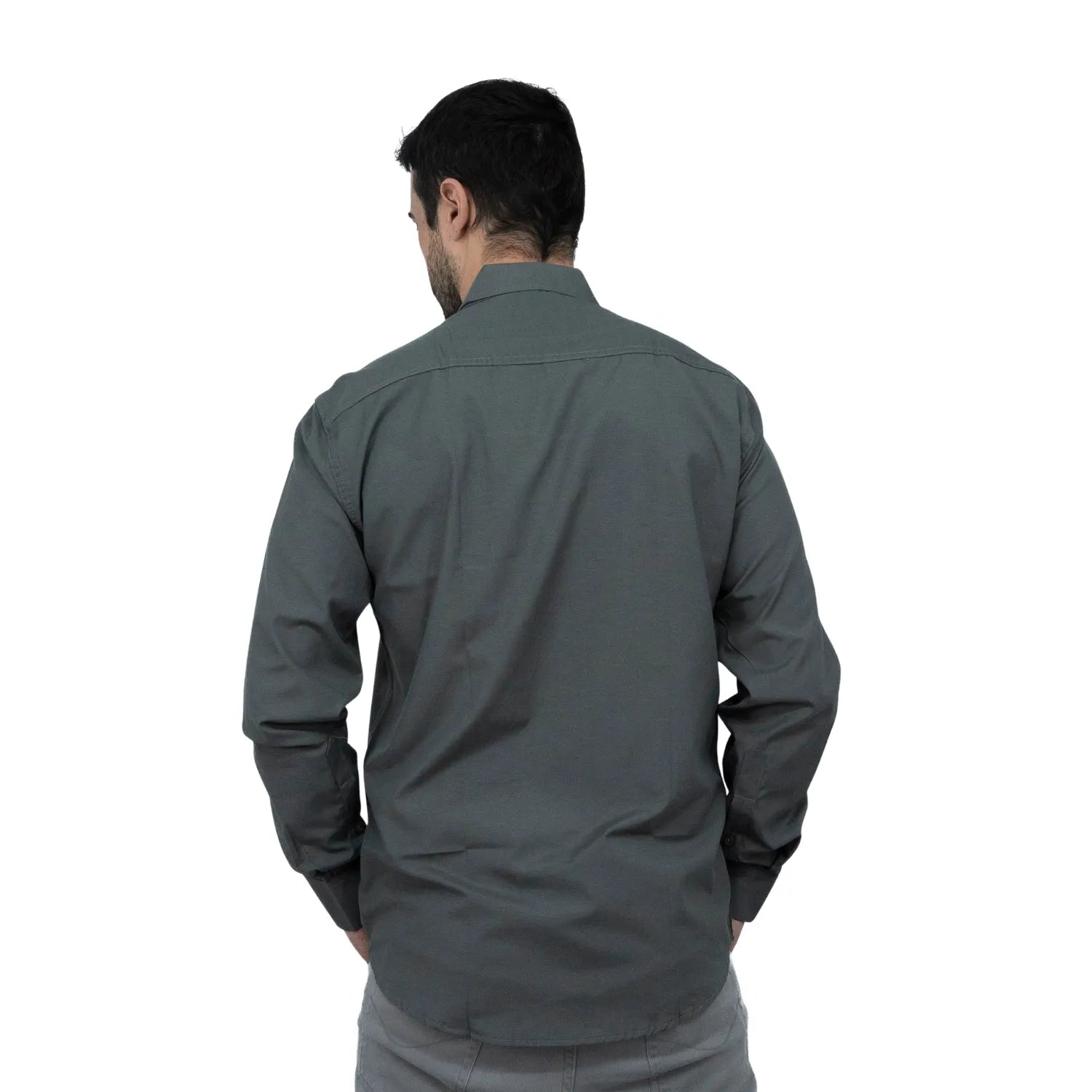 Camisa masculina manga longa elegante, com detalhe no punho e logo da marca, na cor chumbo. Foto de modelo vestindo a camisa social da Absinto Men.