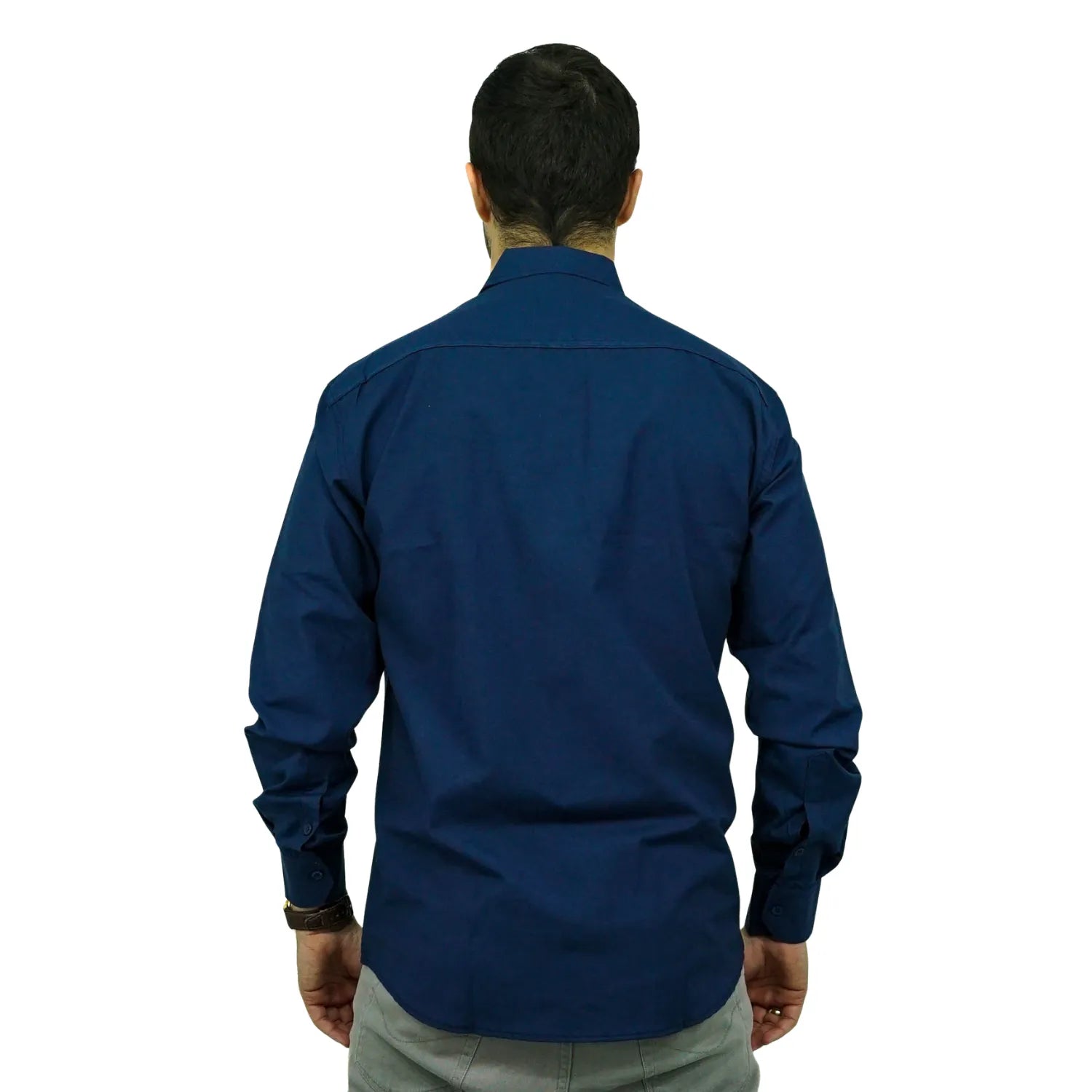 Camisa masculina manga longa elegante, com detalhe no punho e logo da marca, na cor marinho. Foto de modelo vestindo a camisa social da Absinto Men.