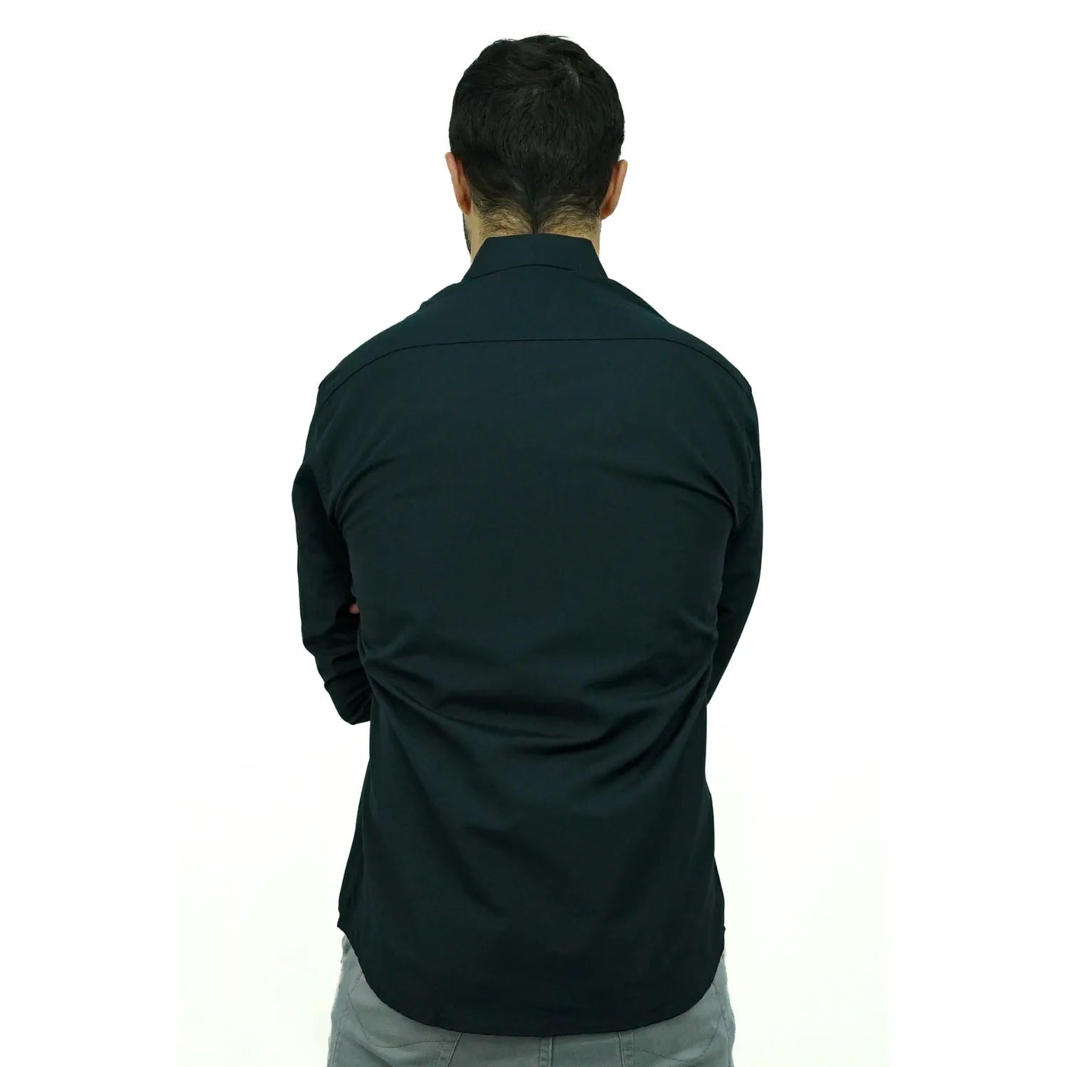 Camisa masculina manga longa elegante, com detalhe no punho e logo da marca, na cor preta. Foto de modelo vestindo a camisa social da Absinto Men.