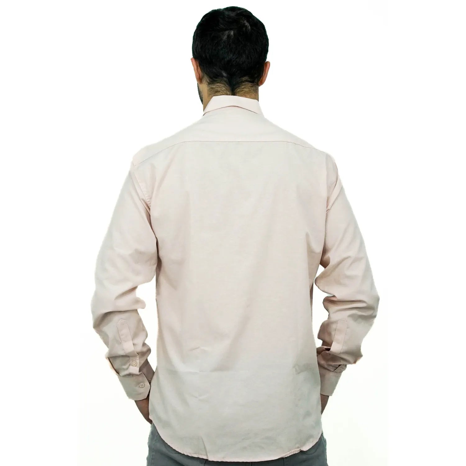 Camisa masculina manga longa elegante, com detalhe no punho e logo da marca, na cor rosa. Foto de modelo vestindo a camisa social da Absinto Men.