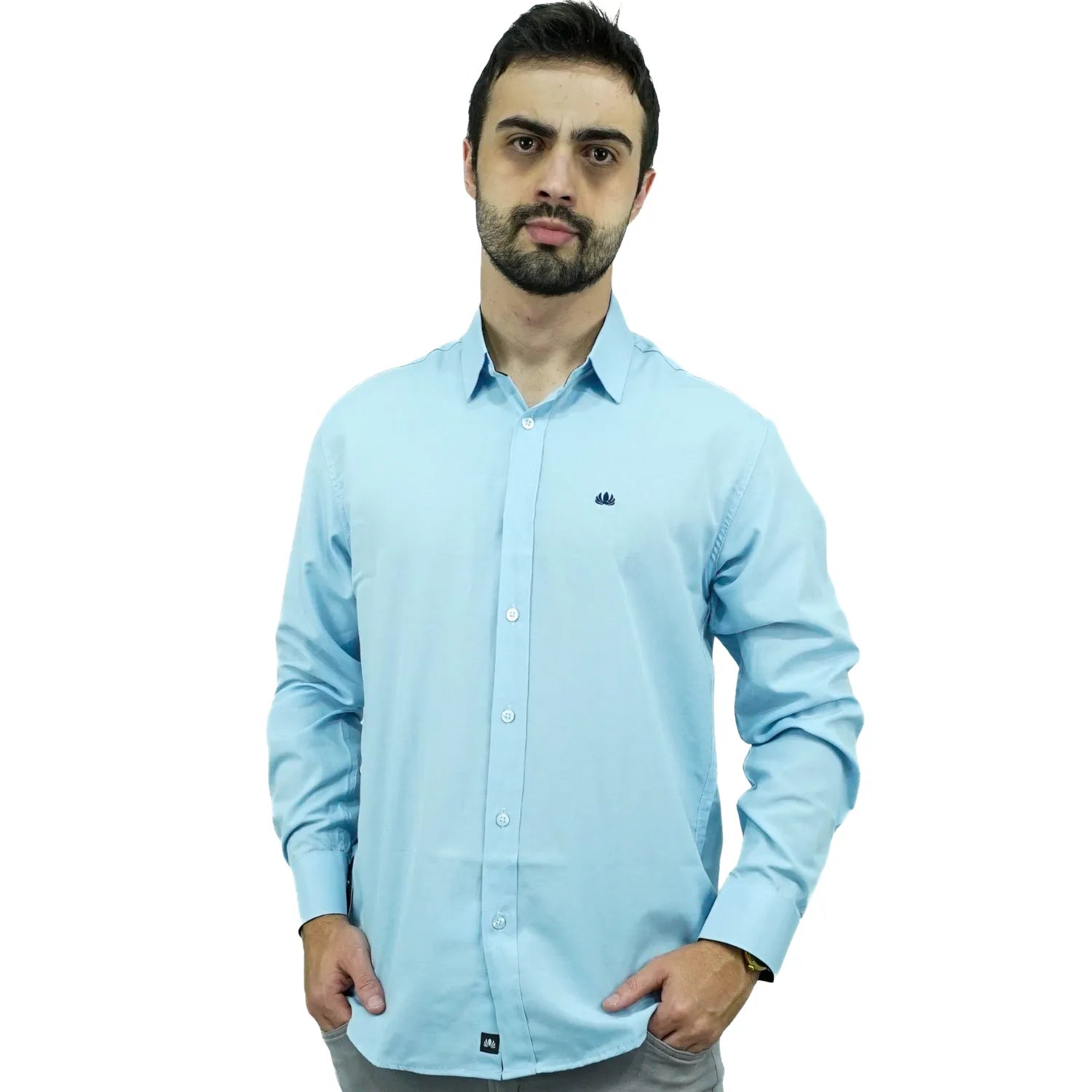 Camisa masculina manga longa elegante, com detalhe no punho e logo da marca, na cor azul. Foto de modelo vestindo a camisa social da Absinto Men.